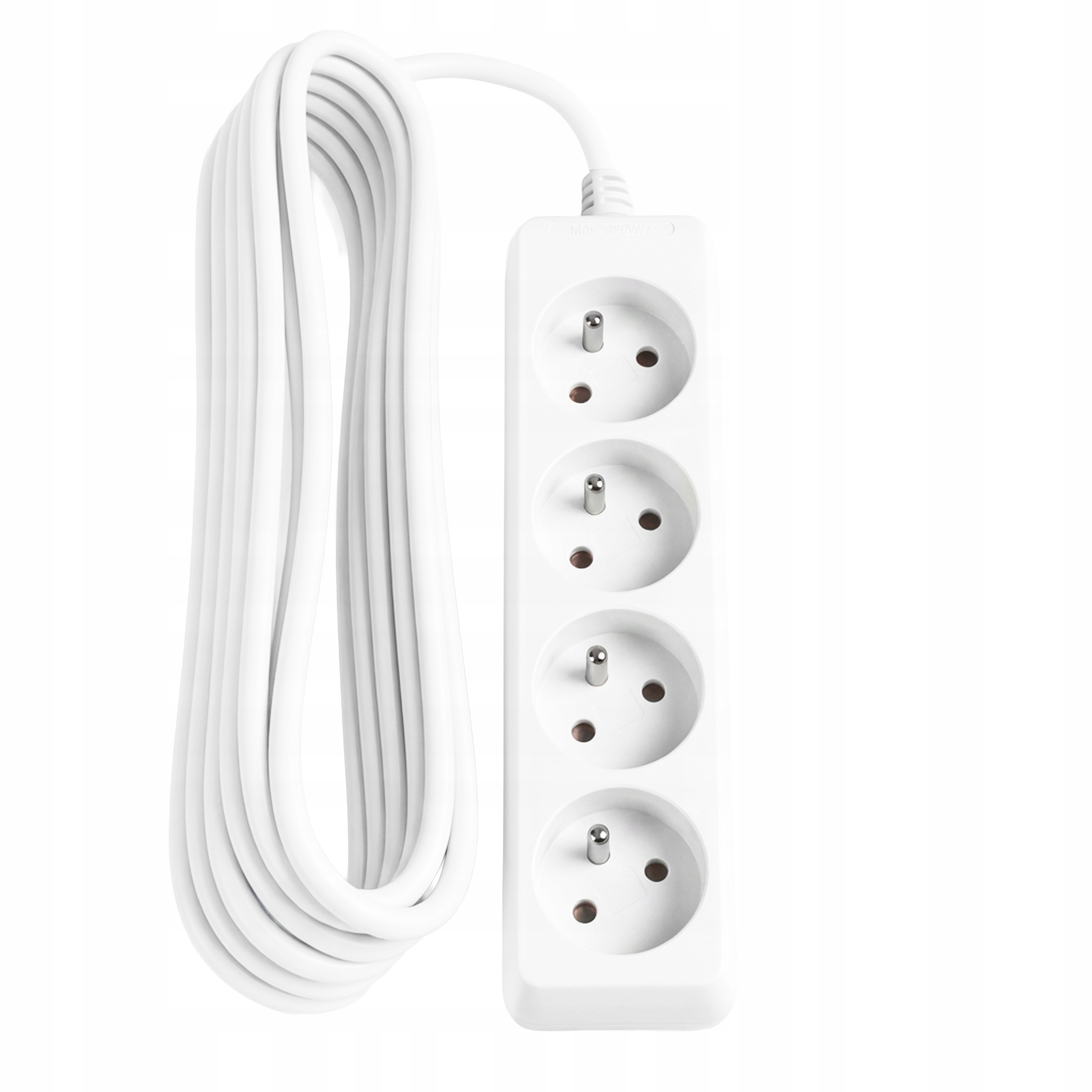 Biała listwa zasilająca z czterema gniazdami i zwiniętym kablem.