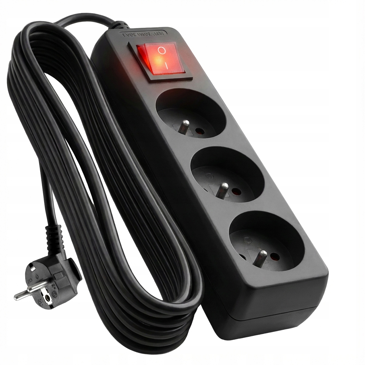 Czarna listwa zasilająca z trzema gniazdami i czerwonym podświetlanym przełącznikiem.
