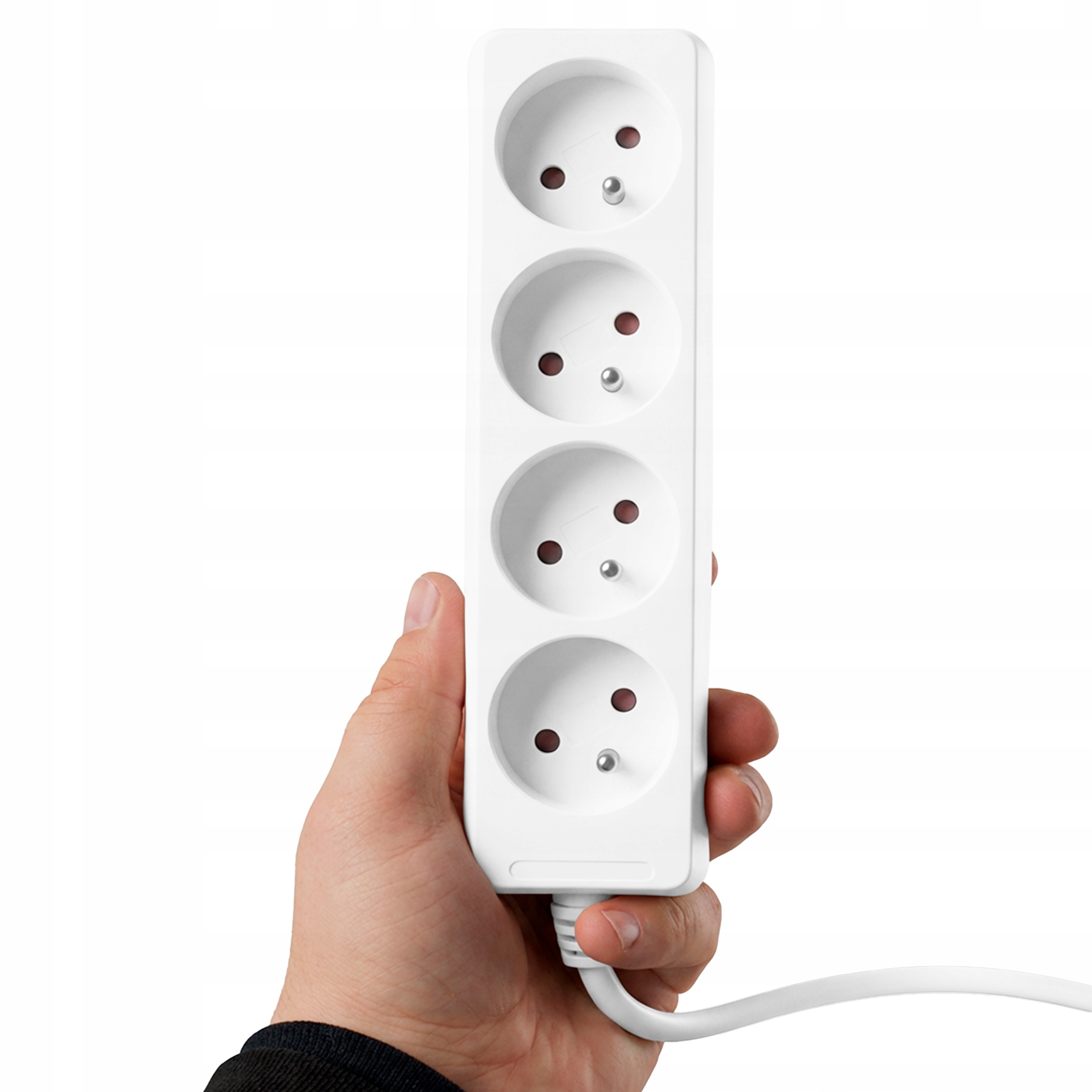 Dłoń trzyma białą listwę zasilającą z czterema gniazdami.