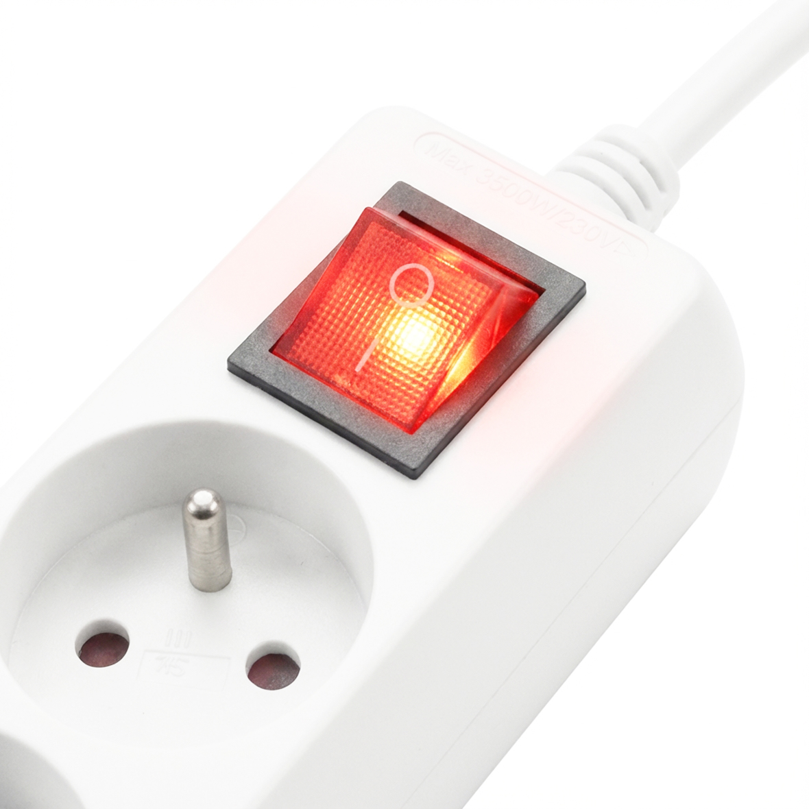 Biała listwa zasilająca z czerwonym podświetlanym włącznikiem i gniazdami.