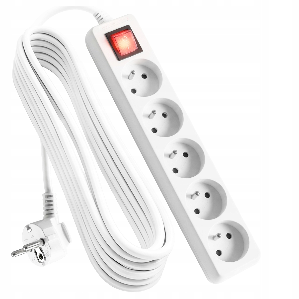 Biała listwa zasilająca z pięcioma gniazdami i czerwonym przełącznikiem. Nawinięty biały kabel.