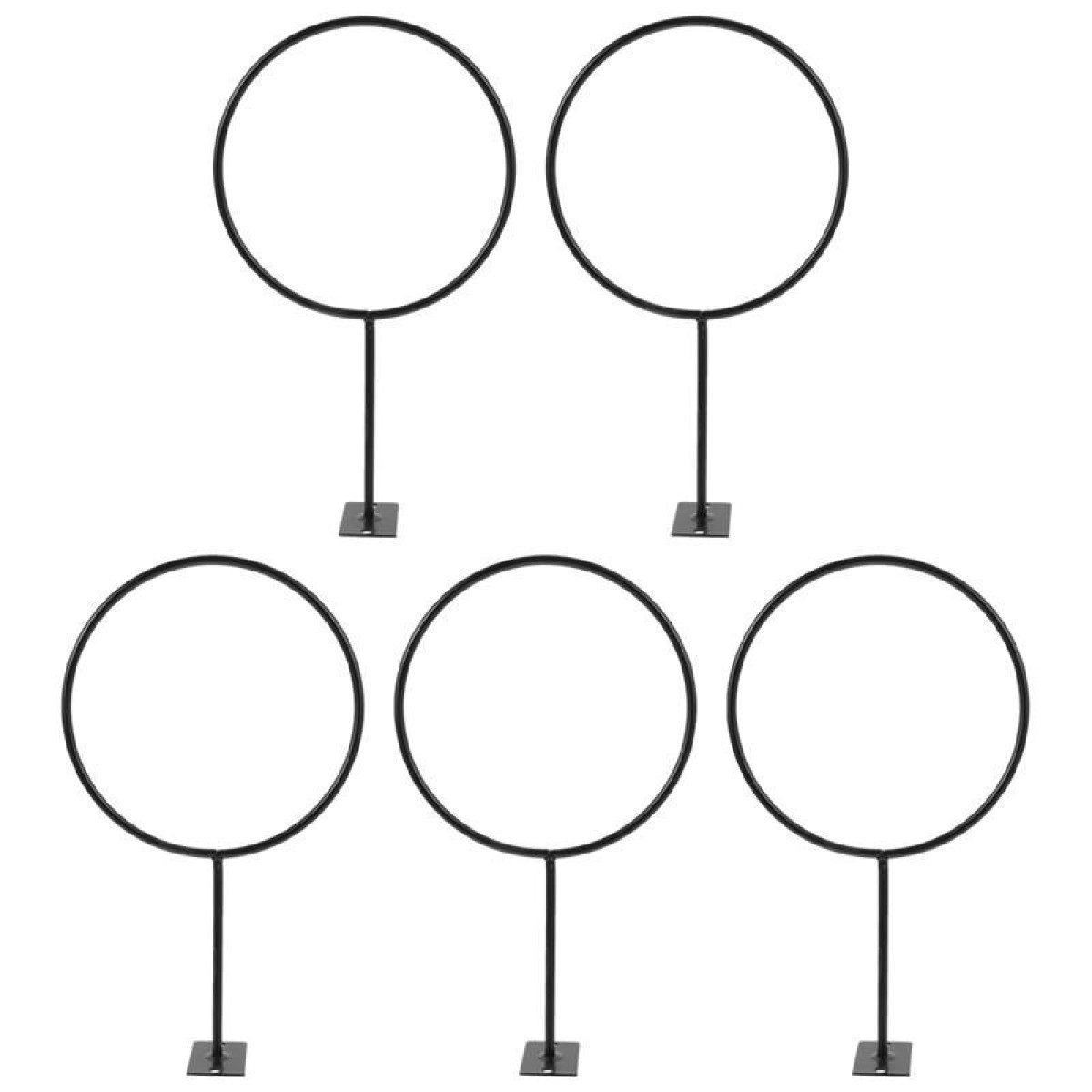 Pięć czarnych, okrągłych metalowych stojaków z kwadratowymi podstawami.