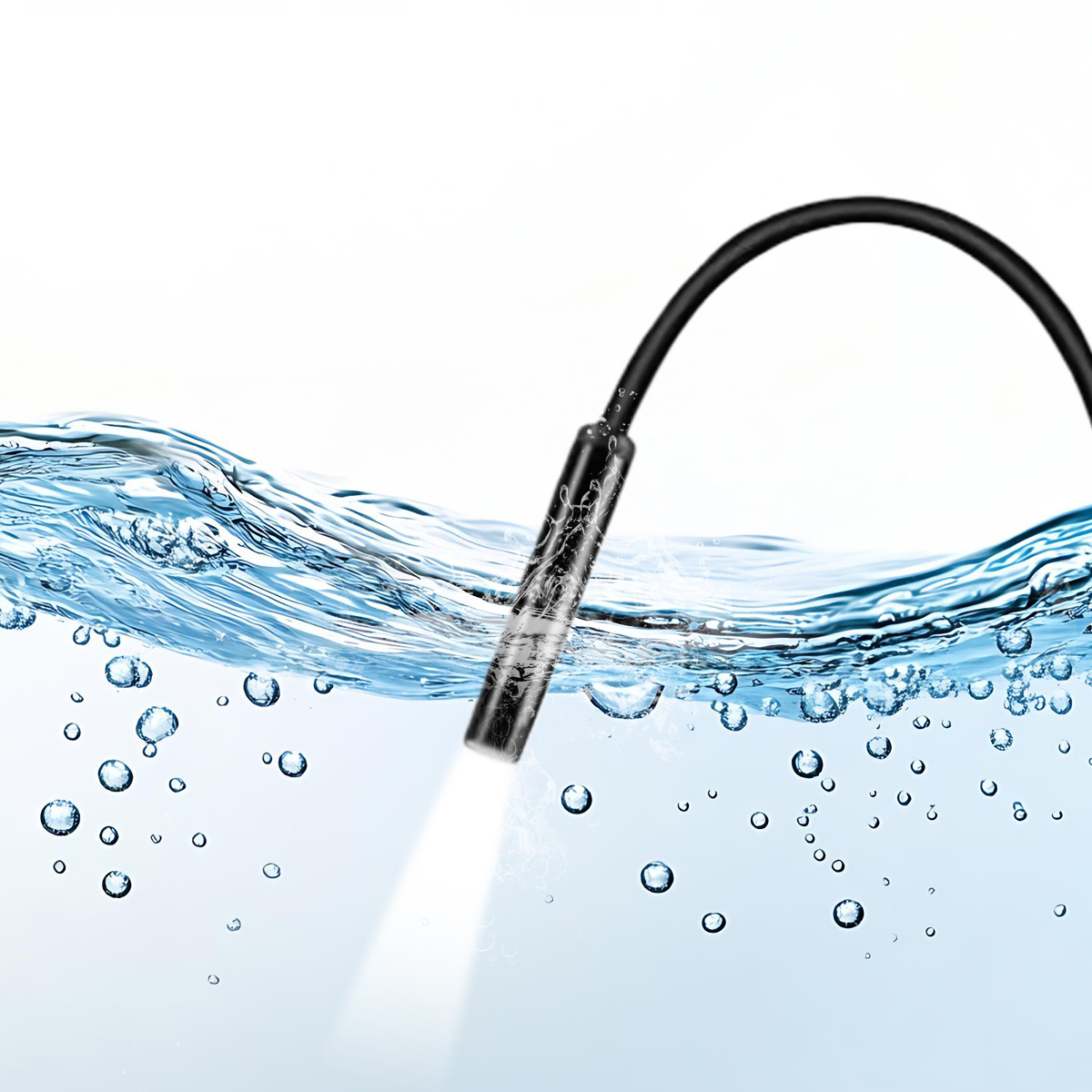 Czarna endoskop zanurzona w niebieskiej wodzie z wieloma bąbelkami.