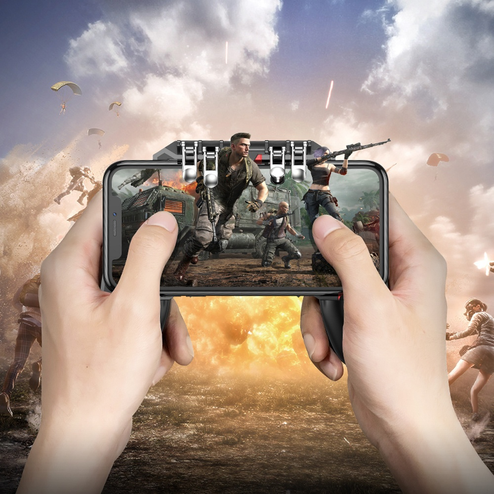 Manos sosteniendo un smartphone con un juego de disparos. Explosiones al fondo.