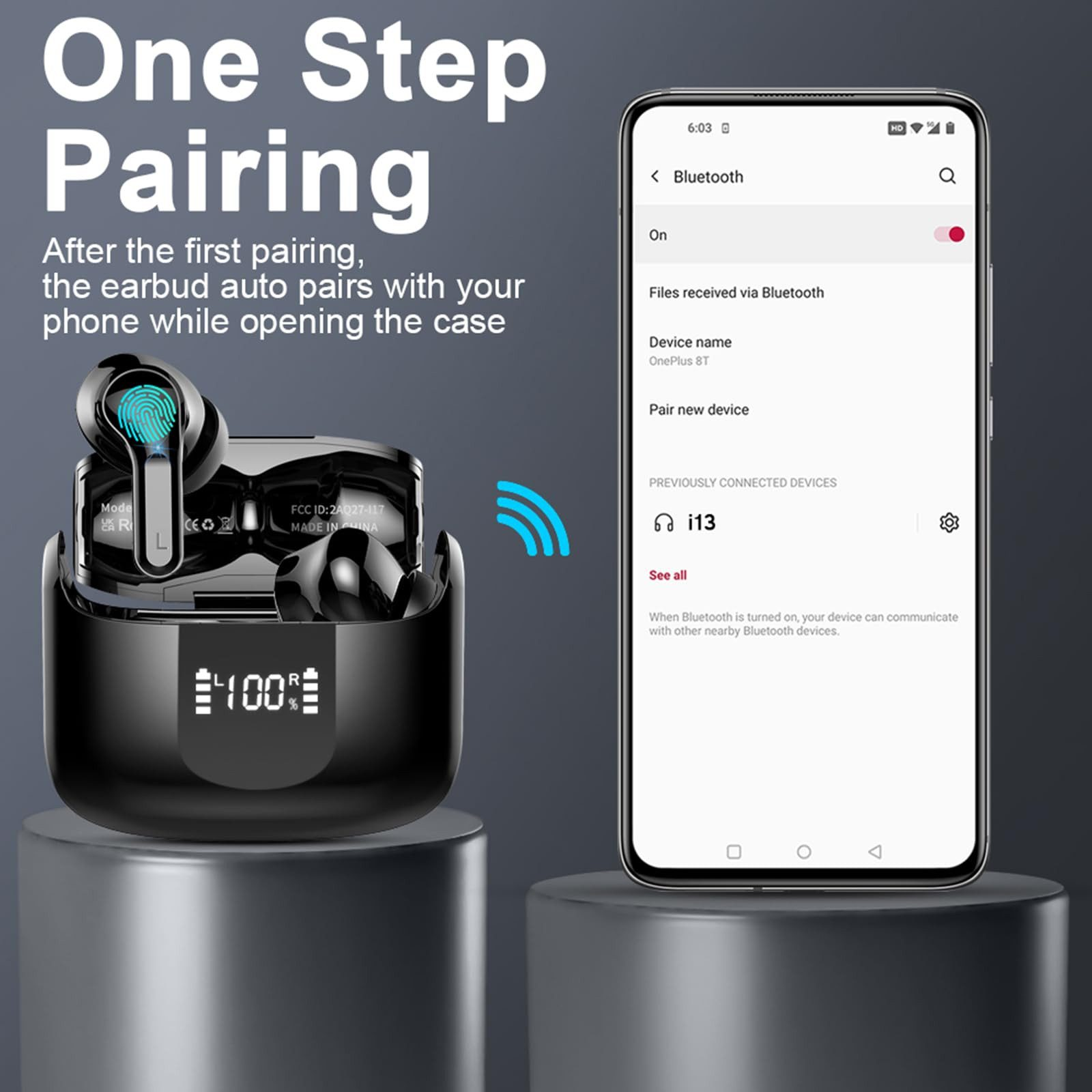 Schwarze Ohrhörer im Ladecase mit 100 % Ladung daneben ein Smartphone mit Bluetooth-Einstellungen.