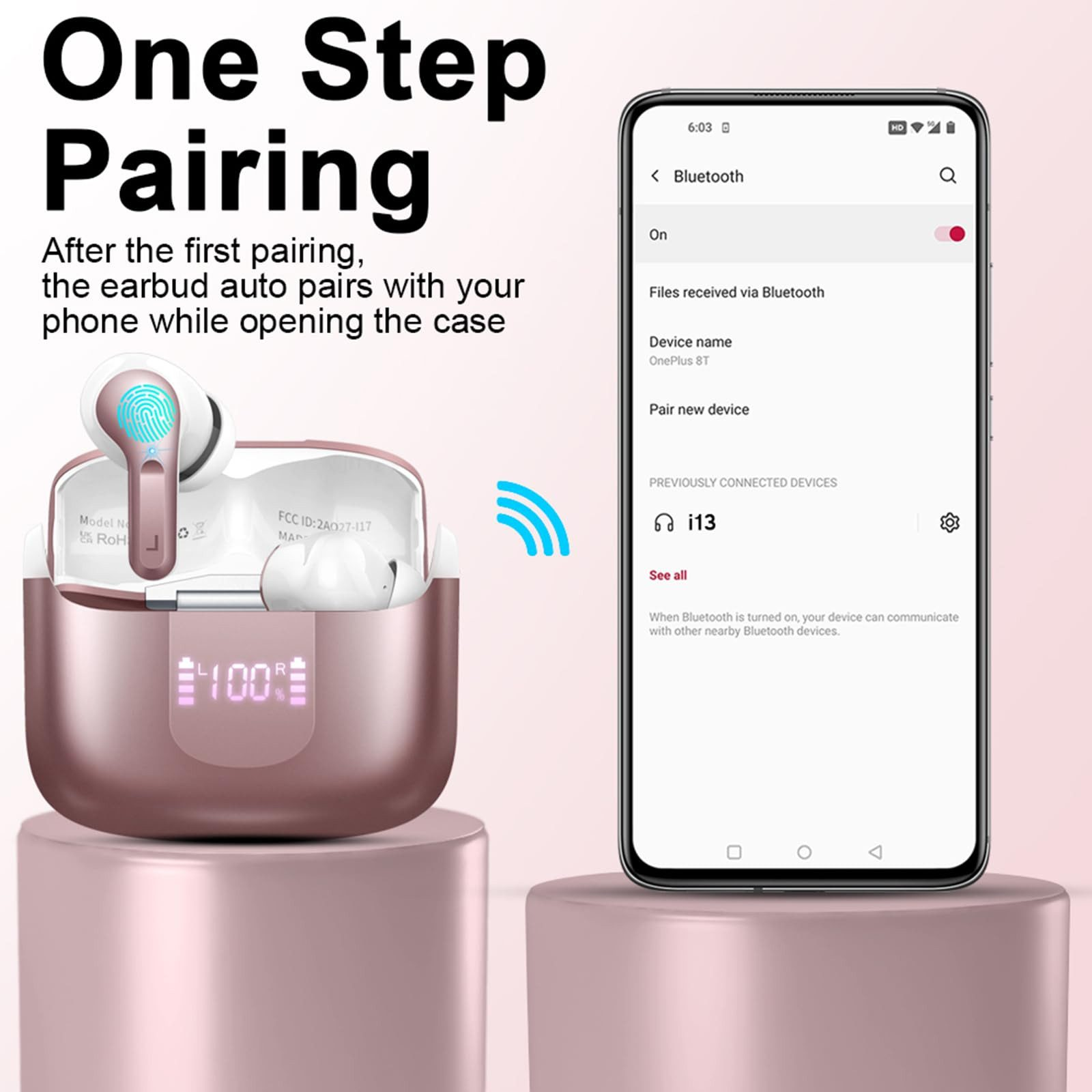 Ein kabelloser Ohrhörer in einem roségoldenen Ladecase neben einem Smartphone.