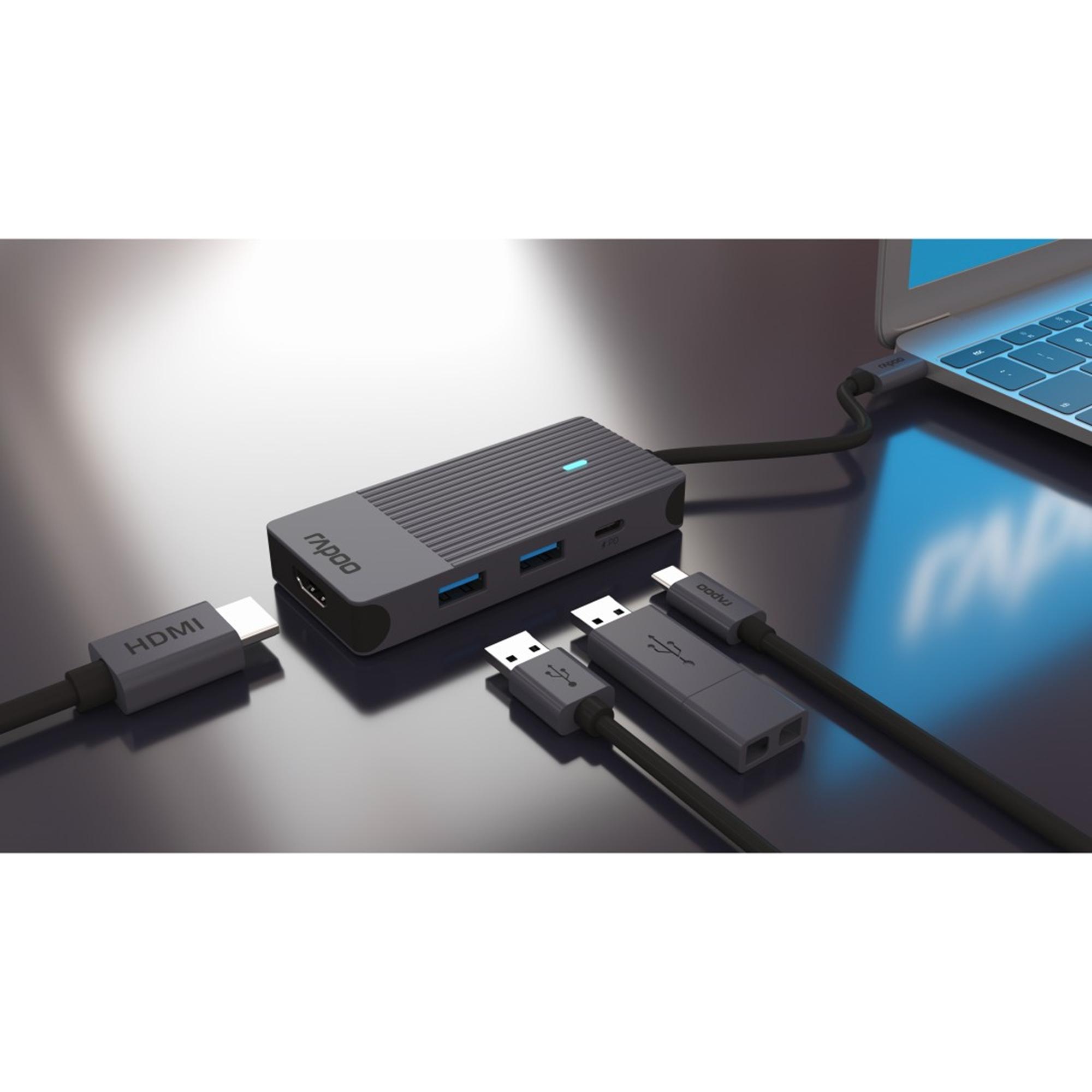 Ein grauer USB-C-Hub mit HDMI-, USB-A- und USB-C-Anschlüssen ist an einen Laptop angeschlossen.