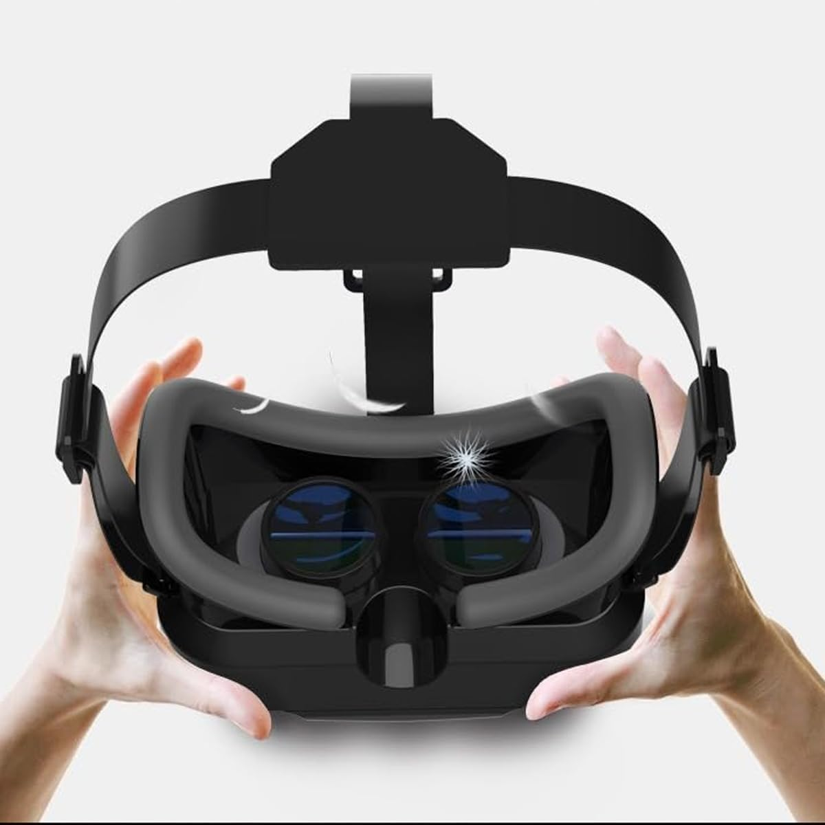Hände halten eine schwarze VR-Brille mit gepolstertem Kopfbügel.
