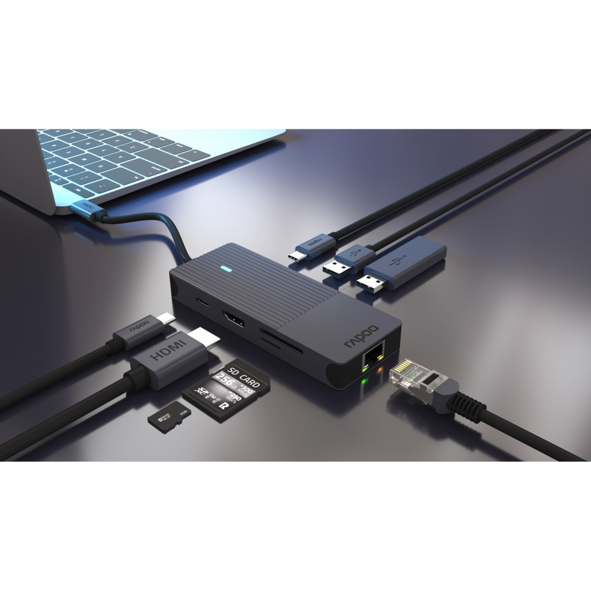 Ein Laptop ist über einen Adapter mit mehreren Anschlüssen verbunden.