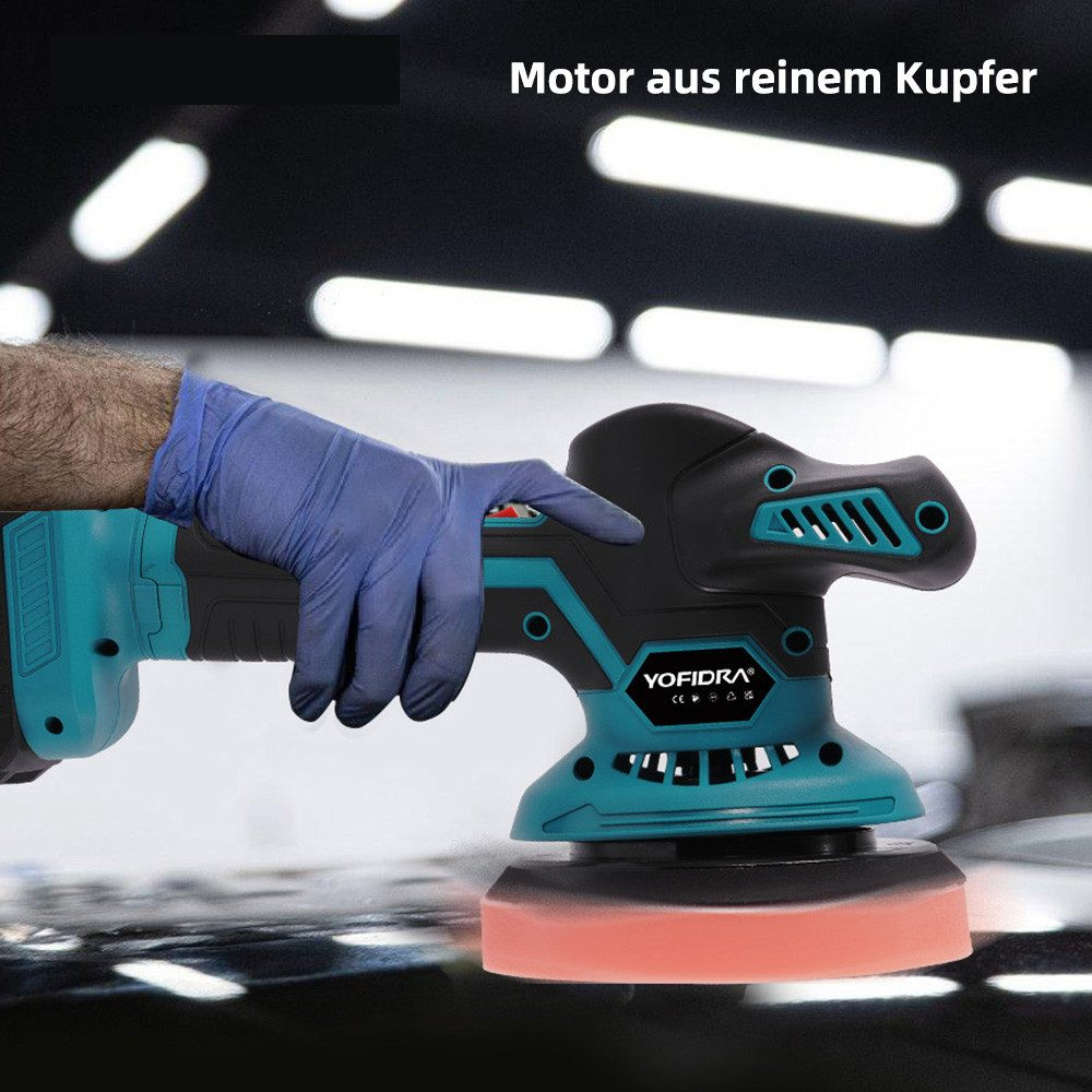 Hand mit blauer Handschuh hält Polierer mit türkisfarbenen Akzenten.