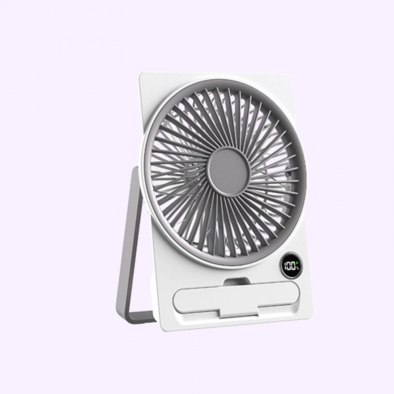 Ein weißer, rechteckiger Tischventilator mit grauen Rotorblättern und einem digitalen Display.