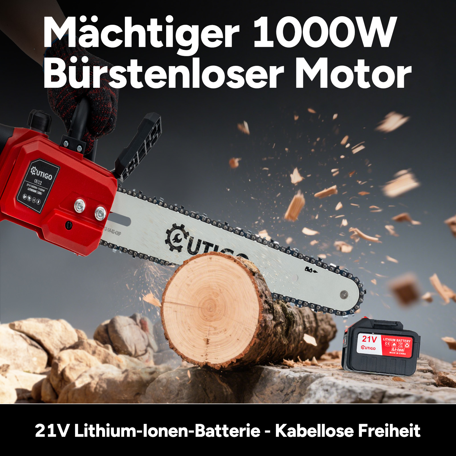 Eine Kettensäge schneidet einen Baumstamm, Holzspäne fliegen durch die Luft.