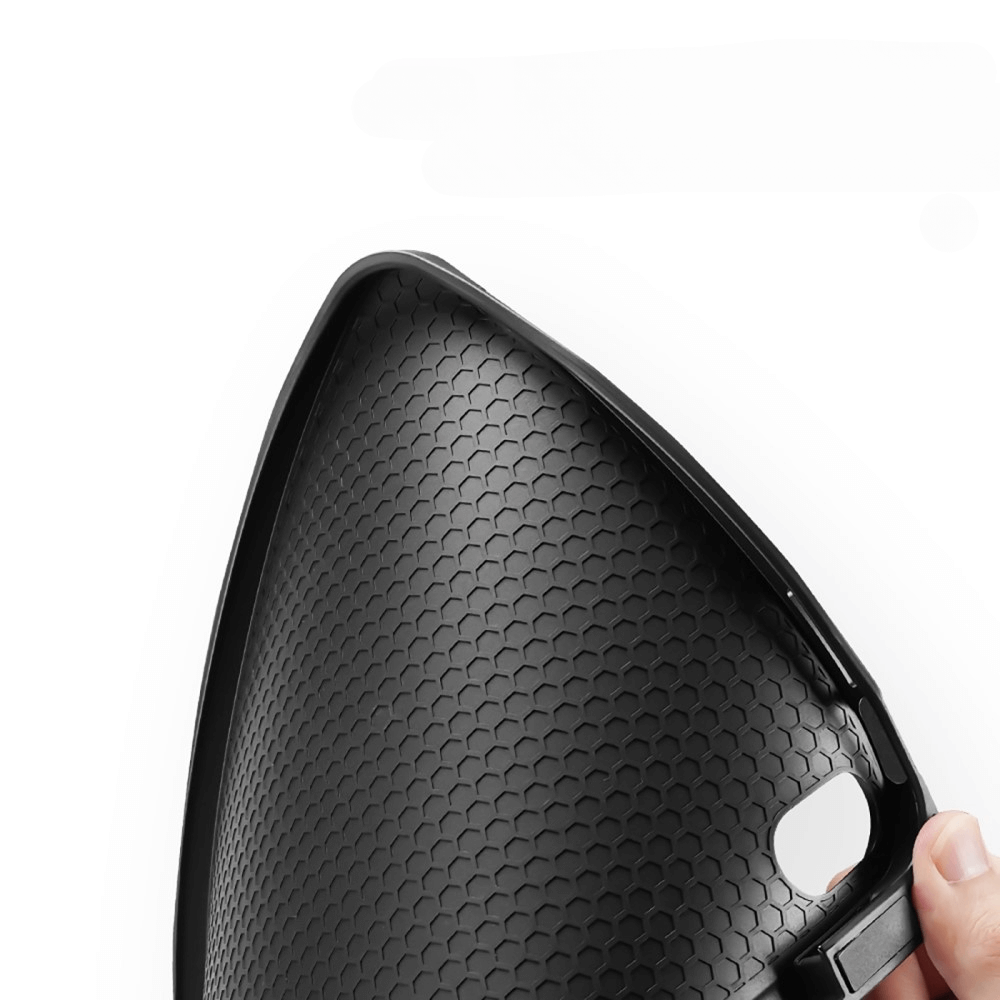 Schwarze Handyhülle mit Wabenmuster, von einer Hand gehalten.