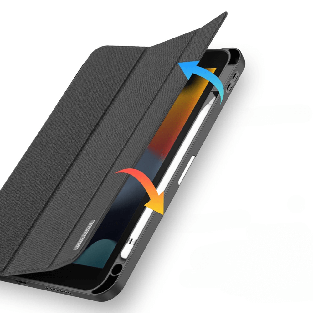 Ein schwarzes Tablet mit Stift und geöffneter Hülle auf weißem Grund.