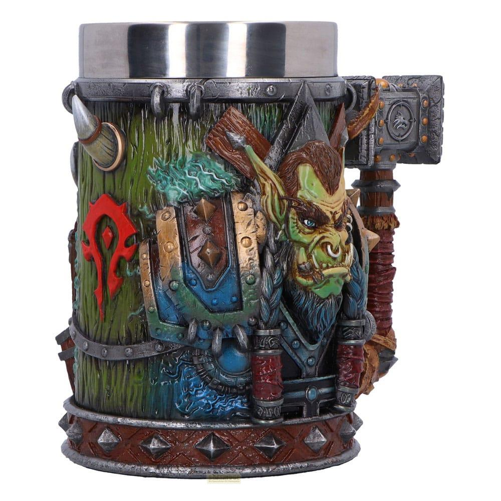 Ein Bierkrug mit einem Orkkrieger-Design, mit Waffen und dem Horde-Symbol.