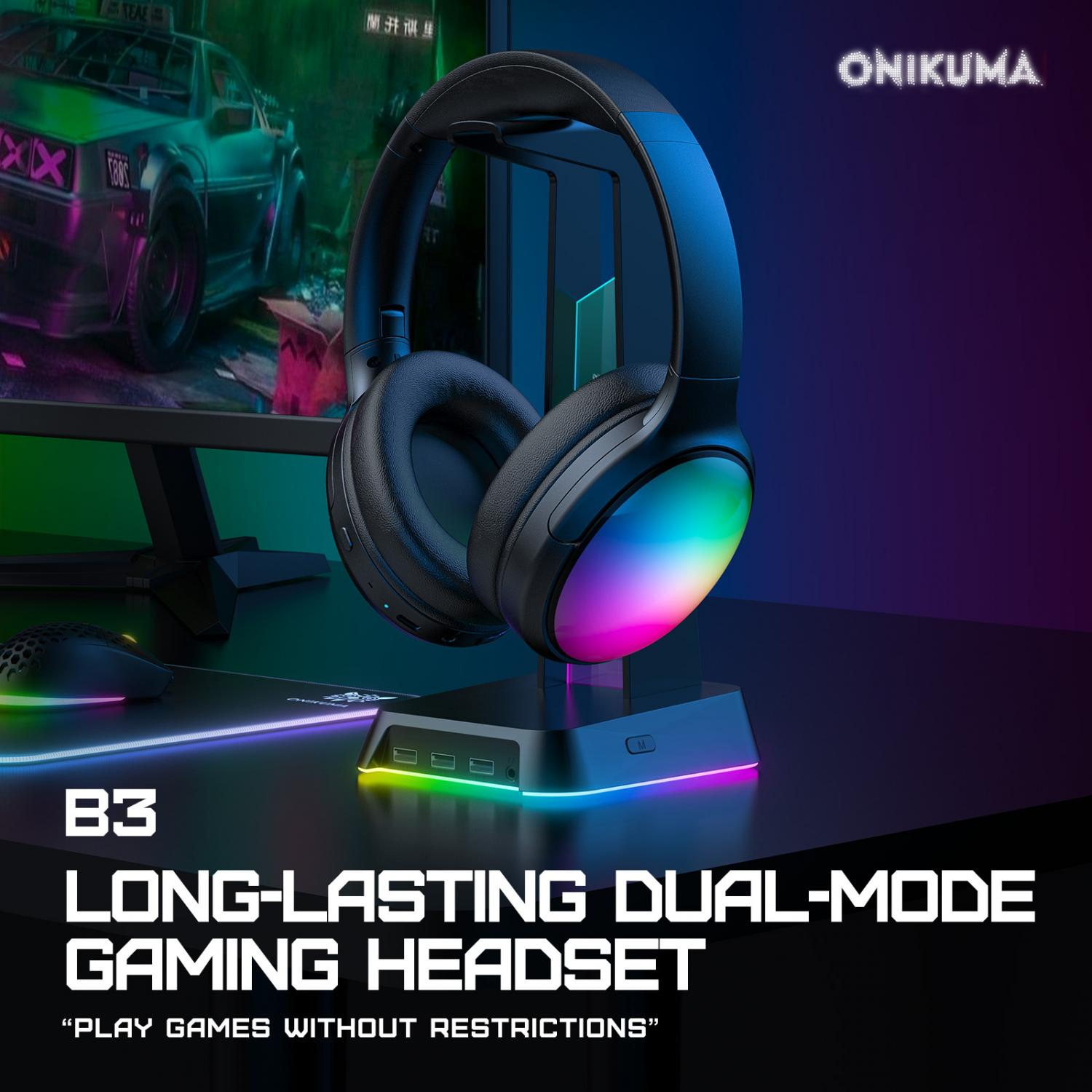 Schwarzer Gaming-Kopfhörer mit RGB-Licht auf einem Ständer, neben einem Monitor.