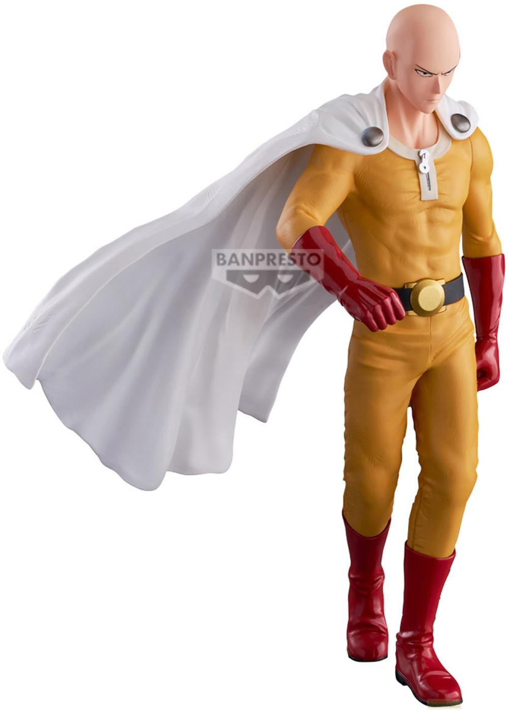 Una figura de Saitama con traje amarillo, capa roja y botas rojas.