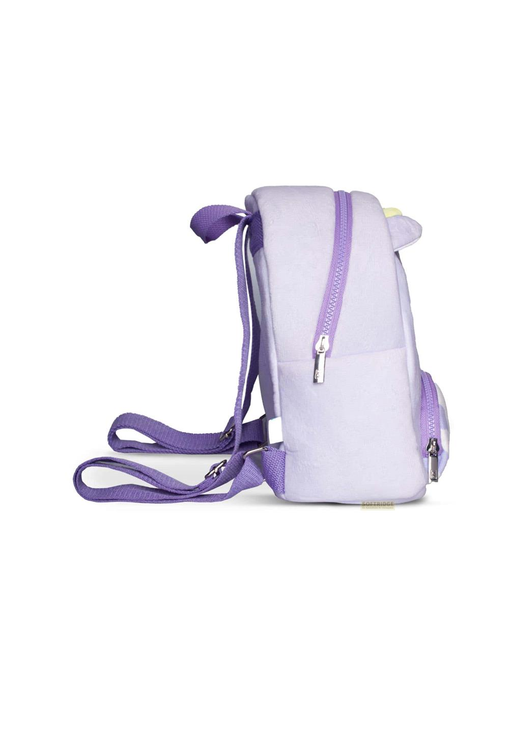 Una mochila lavanda con correas y cremalleras moradas. Aislada.