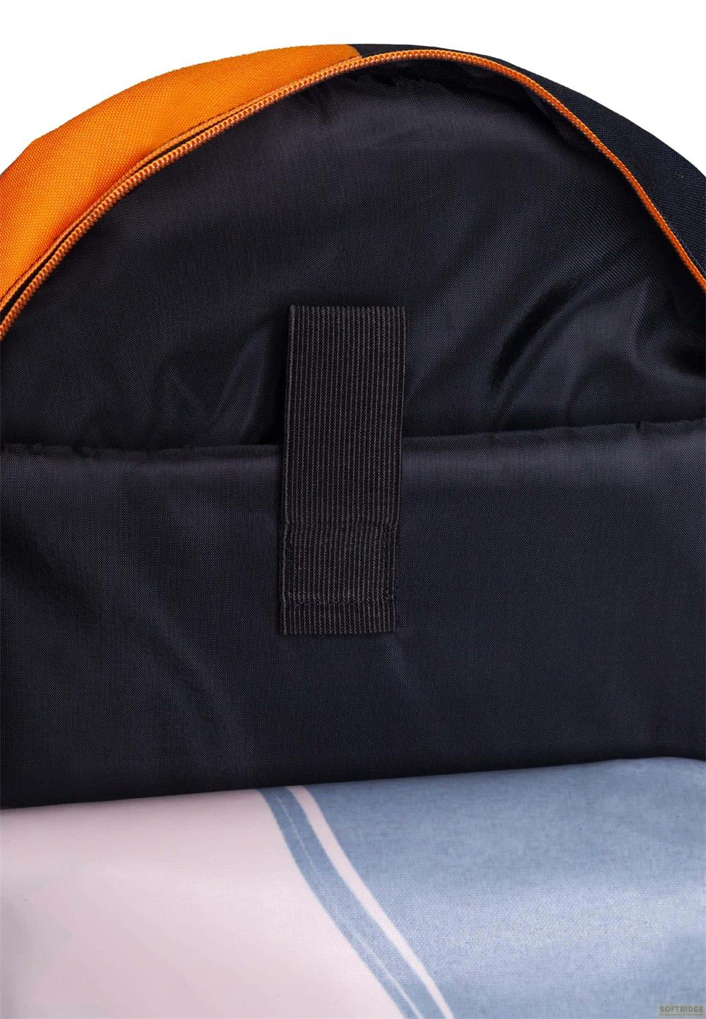 Nahaufnahme eines Rucksacks mit orangefarbenem Reißverschluss und schwarzer Schlaufe.