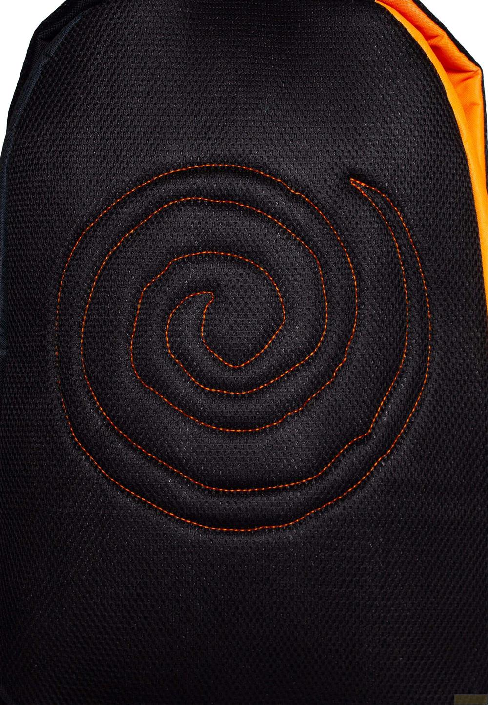 Schwarzes Gewebe mit orangefarbenen Spiralnähten und orangefarbenem Rand.