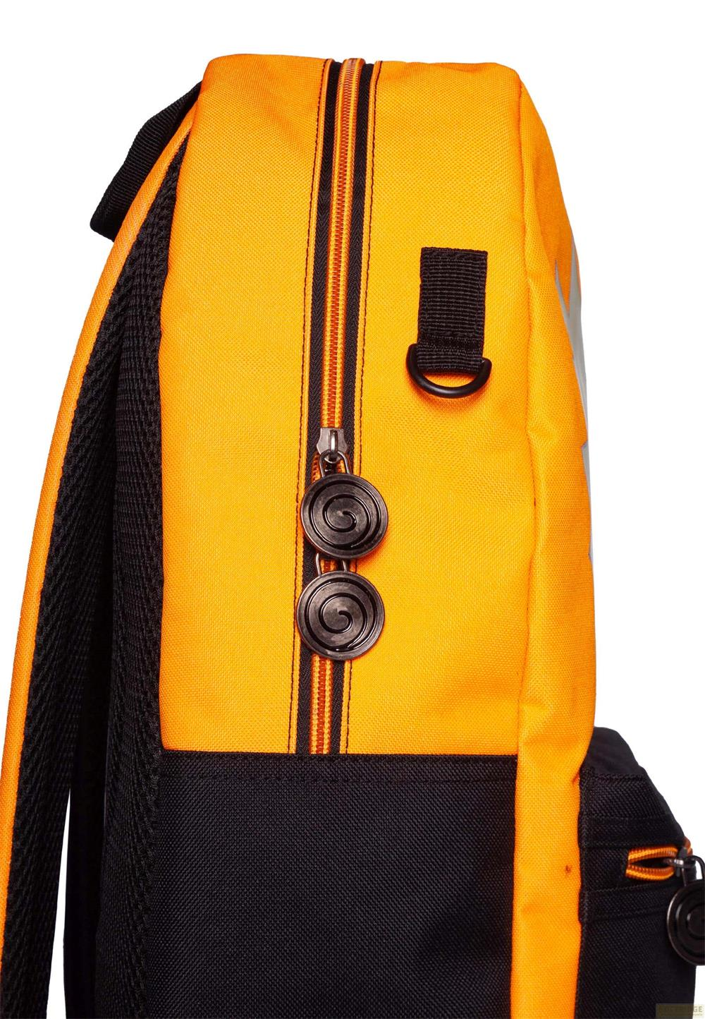 Orange Rucksack mit schwarzem Reißverschluss und Spiralanhängern.