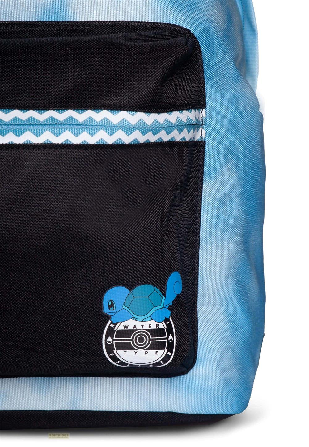 Blauer Rucksack mit kleinem Squirtle-Aufnäher und "WATER TYPE"-Logo.