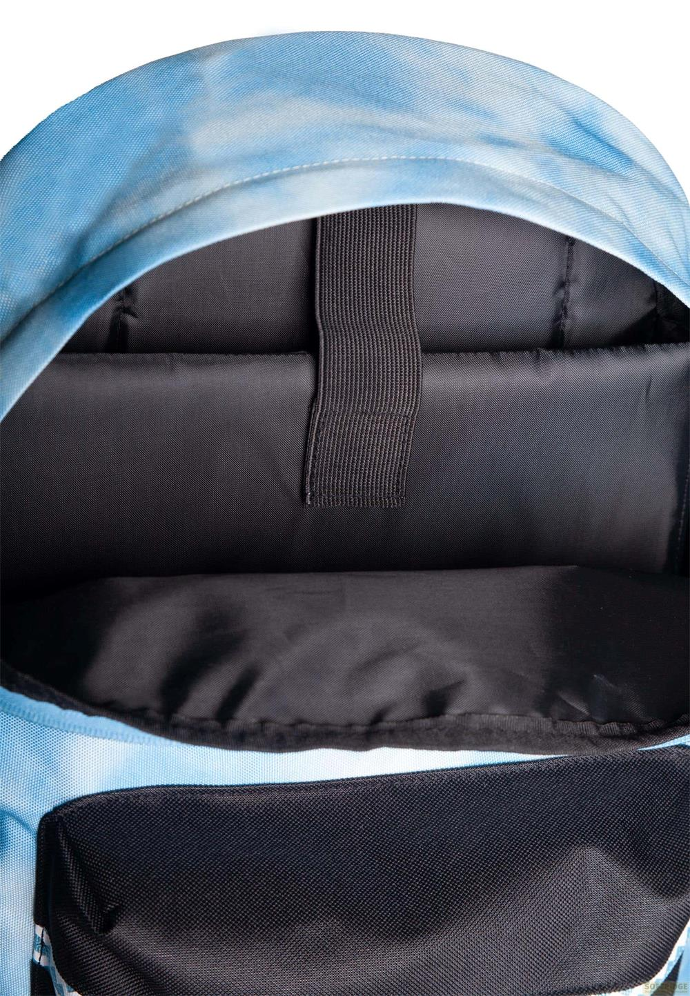 Offener Rucksack mit blauem Wolkenmuster und schwarzen Fächern.