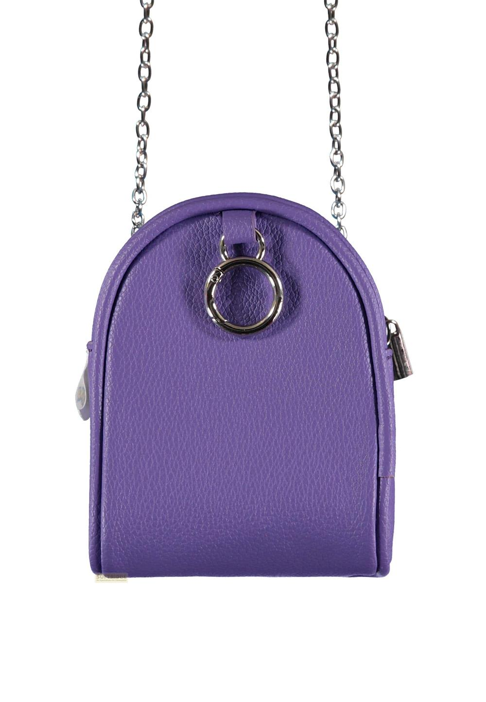 Eine kleine violette Tasche mit silberner Kette und Ringdetail.