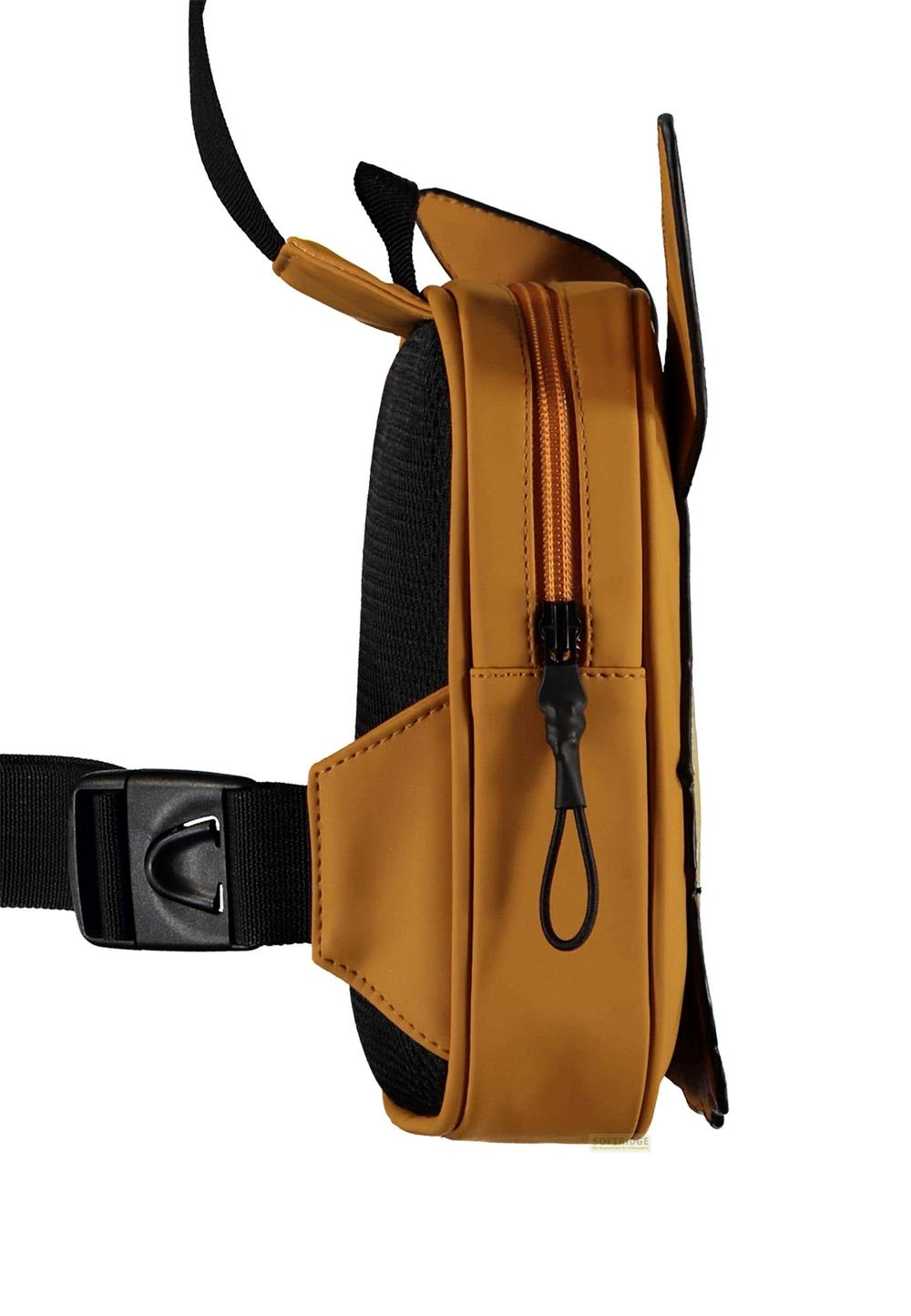 Eine braune Tasche mit schwarzem Gurt und Schnalle, Nahaufnahme.