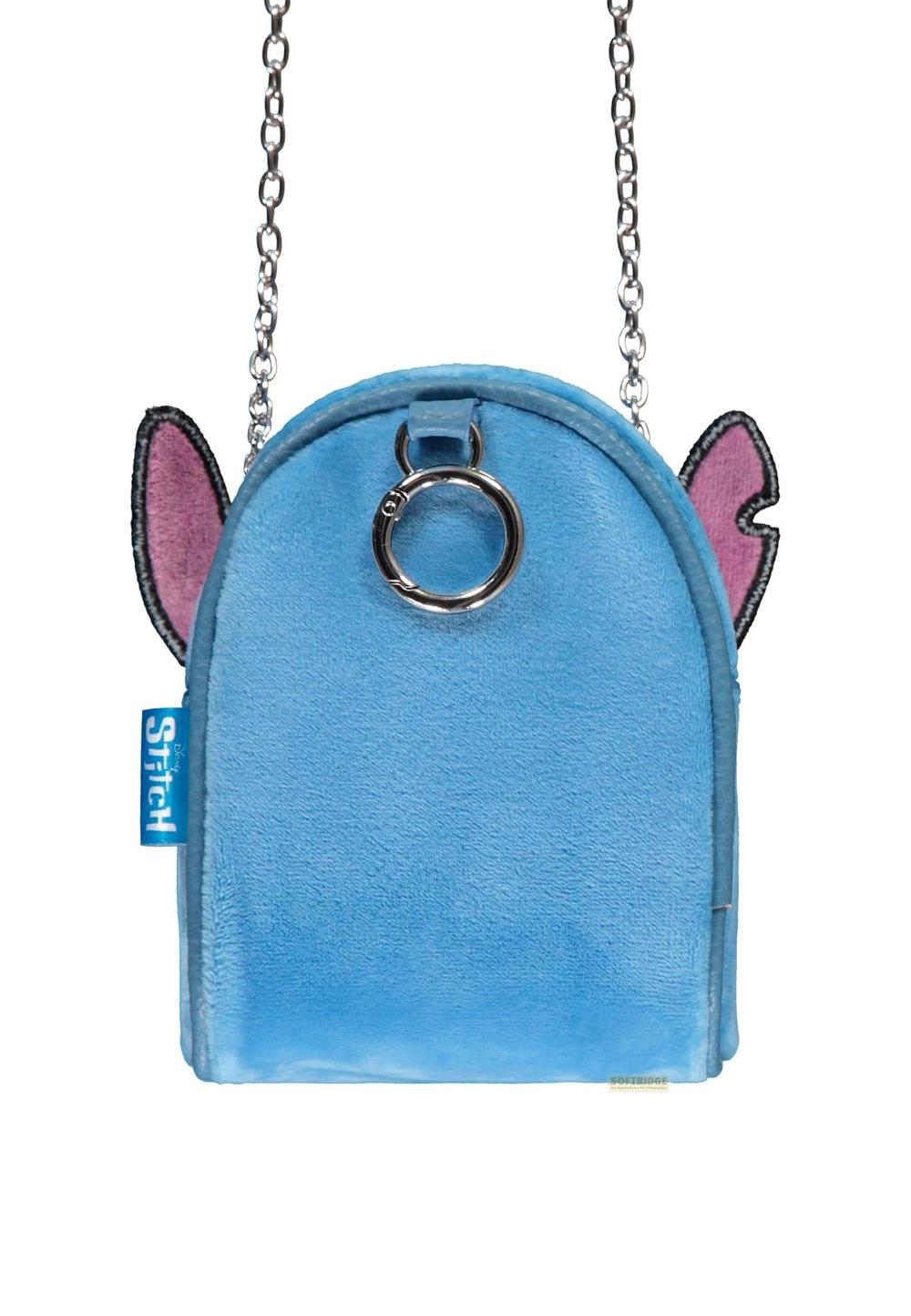 Un bolso azul de Stitch con orejas rosas y cadena plateada.