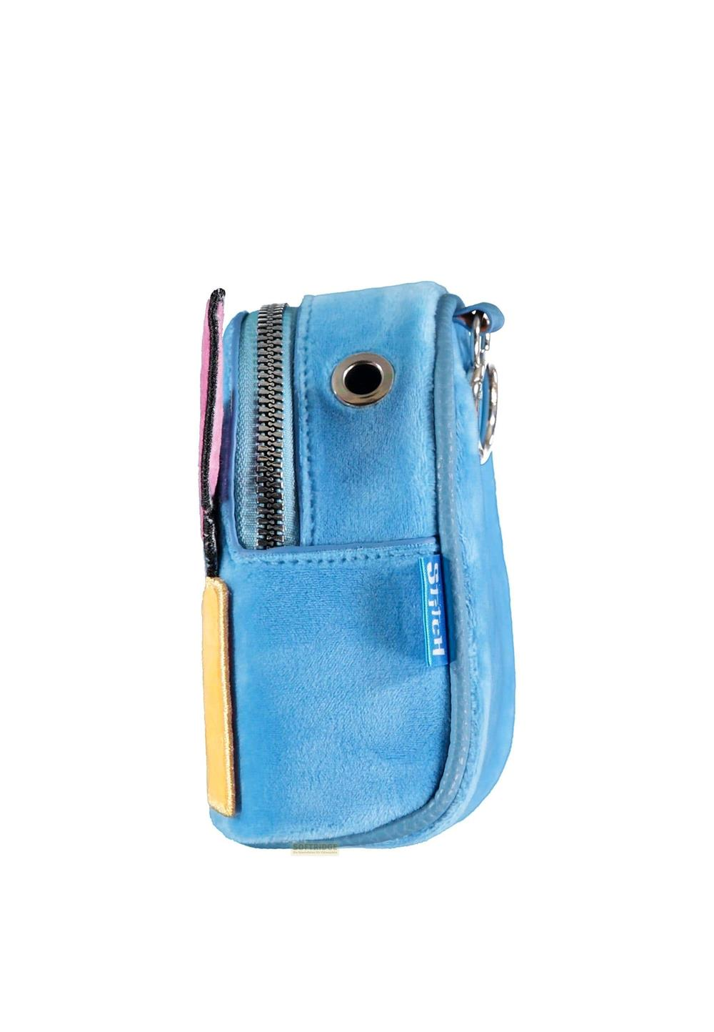 Una bolsa azul pequeña con un parche amarillo y cremallera. Se ve la palabra "Stitch".