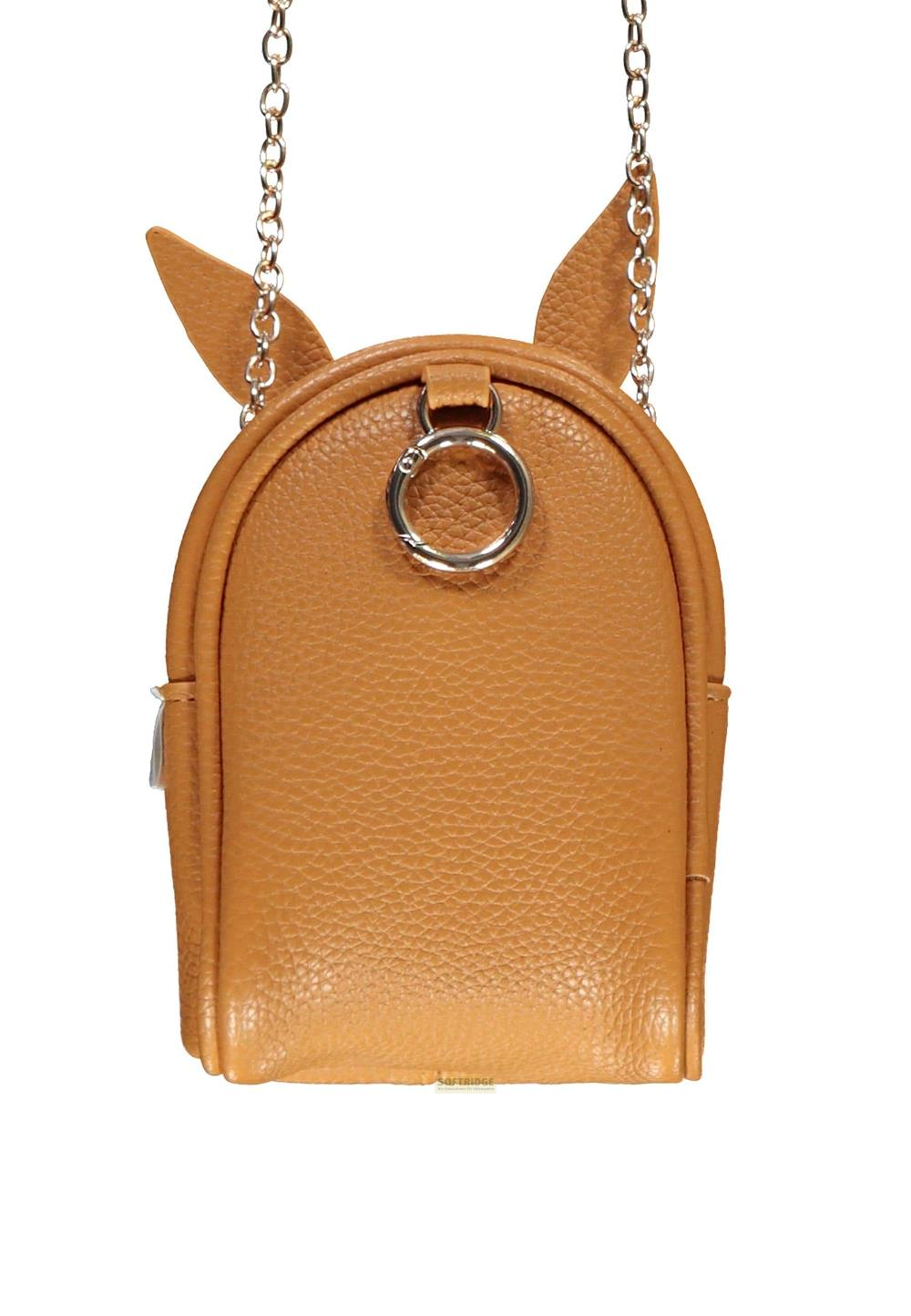 Eine braune Lederhandtasche mit Hasenohren und einer silbernen Kette.