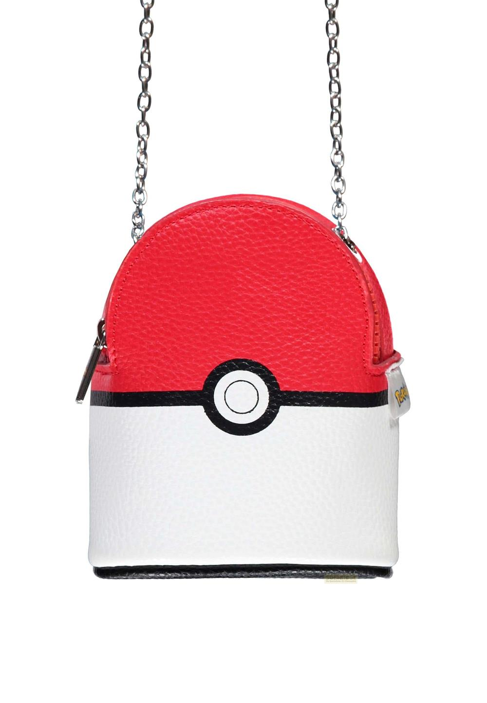 Eine rote und weiße Pokeball-Tasche mit silberner Kette.