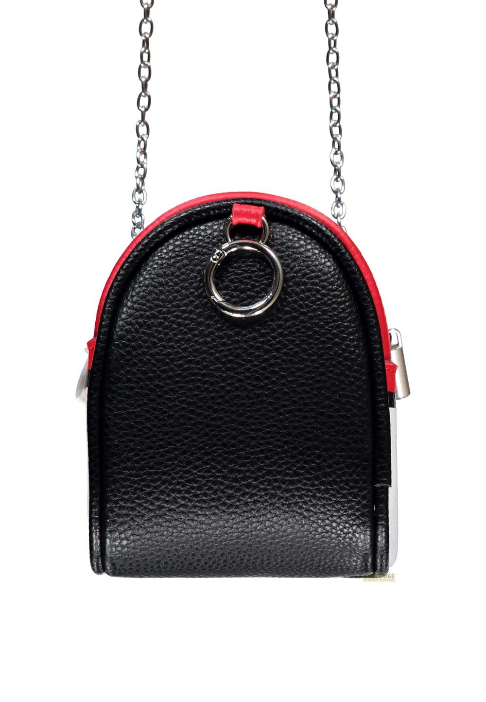 Eine schwarze Tasche mit rotem Rand und silberner Kette.