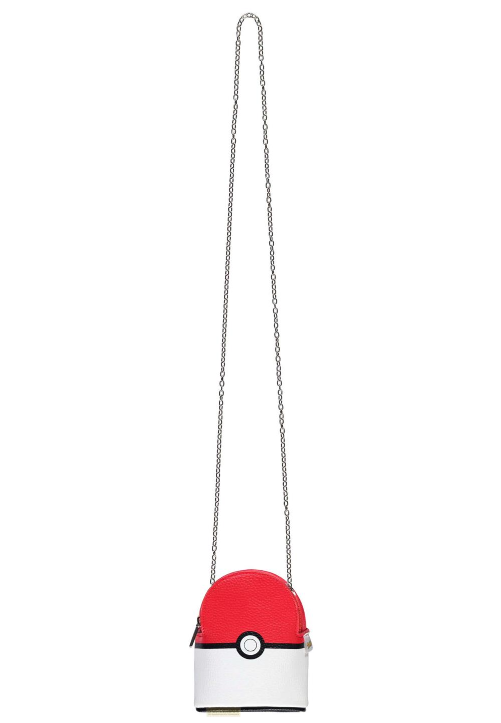 Eine rot-weiße Pokéball-Tasche mit silberner Kette vor weißem Hintergrund.