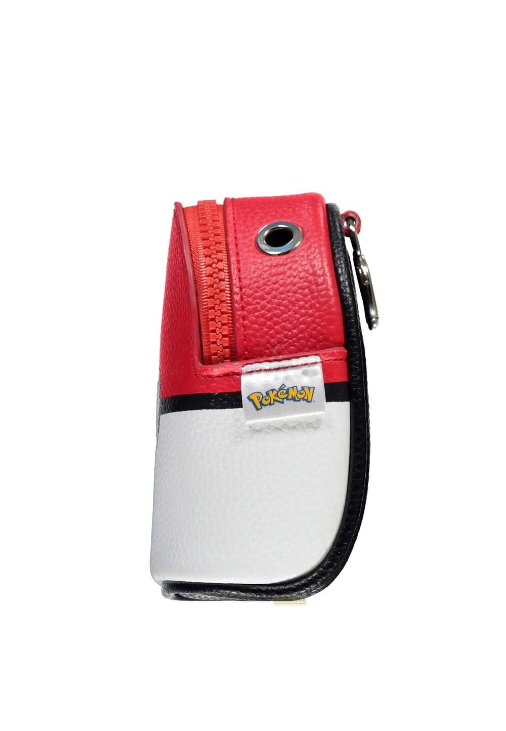 Rote und weiße Tasche mit Pokémon-Logo und Reißverschluss.