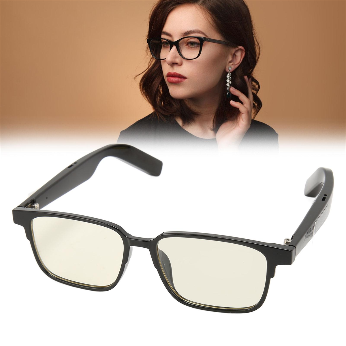 Schwarze Brille mit gelben Gläsern, Nahaufnahme. Eine Frau trägt Brille im Hintergrund.