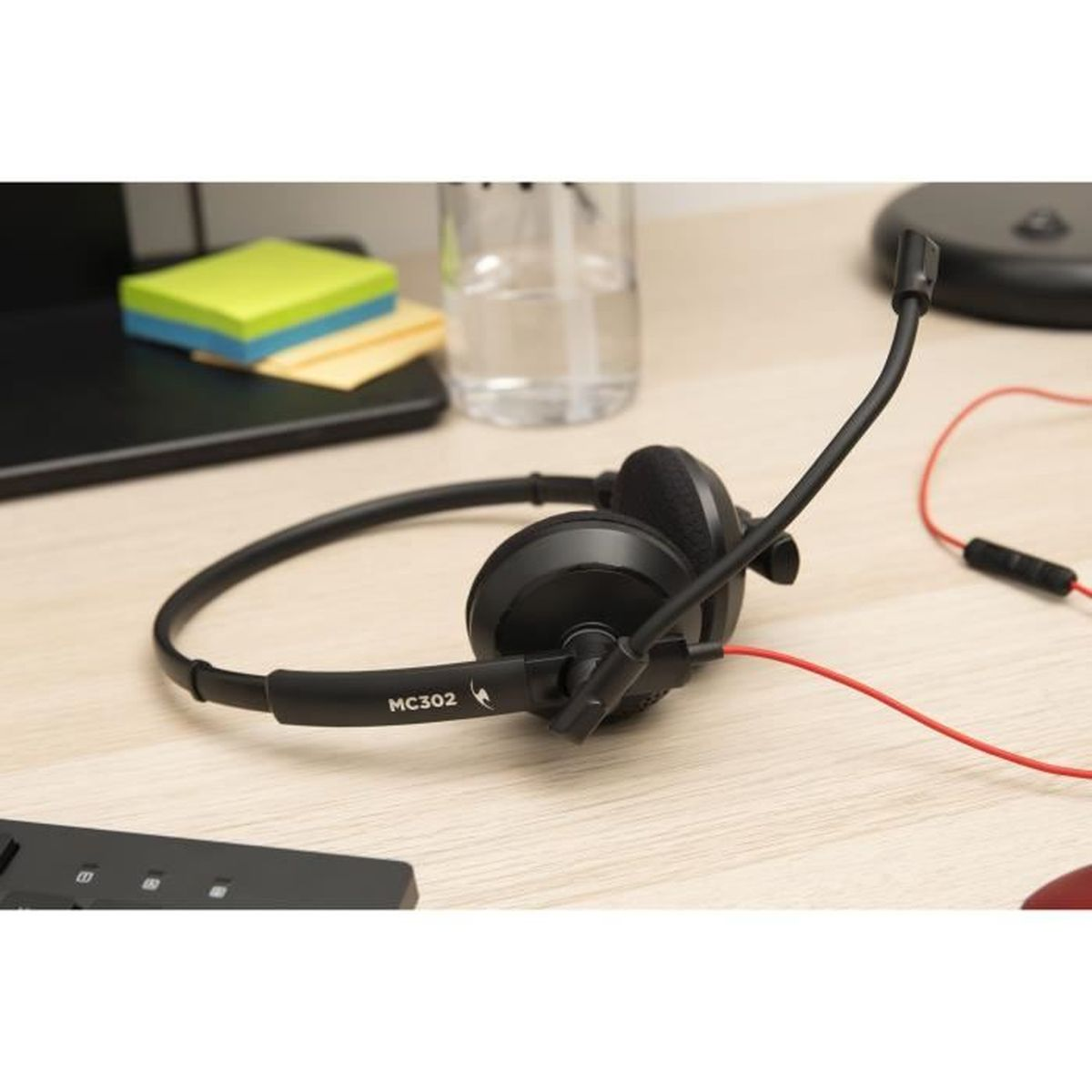 Schwarzer Headset mit Mikrofon auf einem Holztisch.