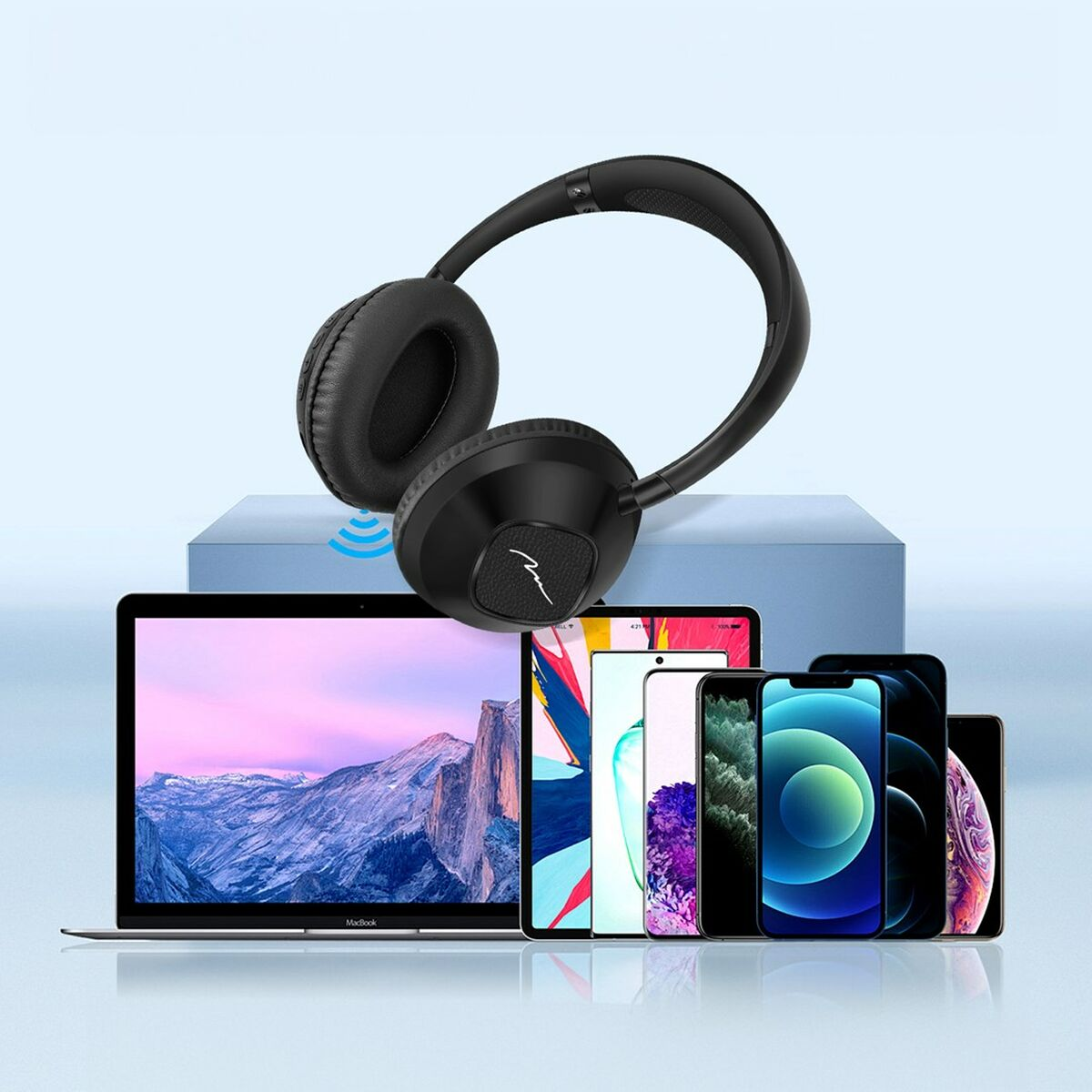 Cuffie nere sopra laptop e smartphone con schermi colorati.