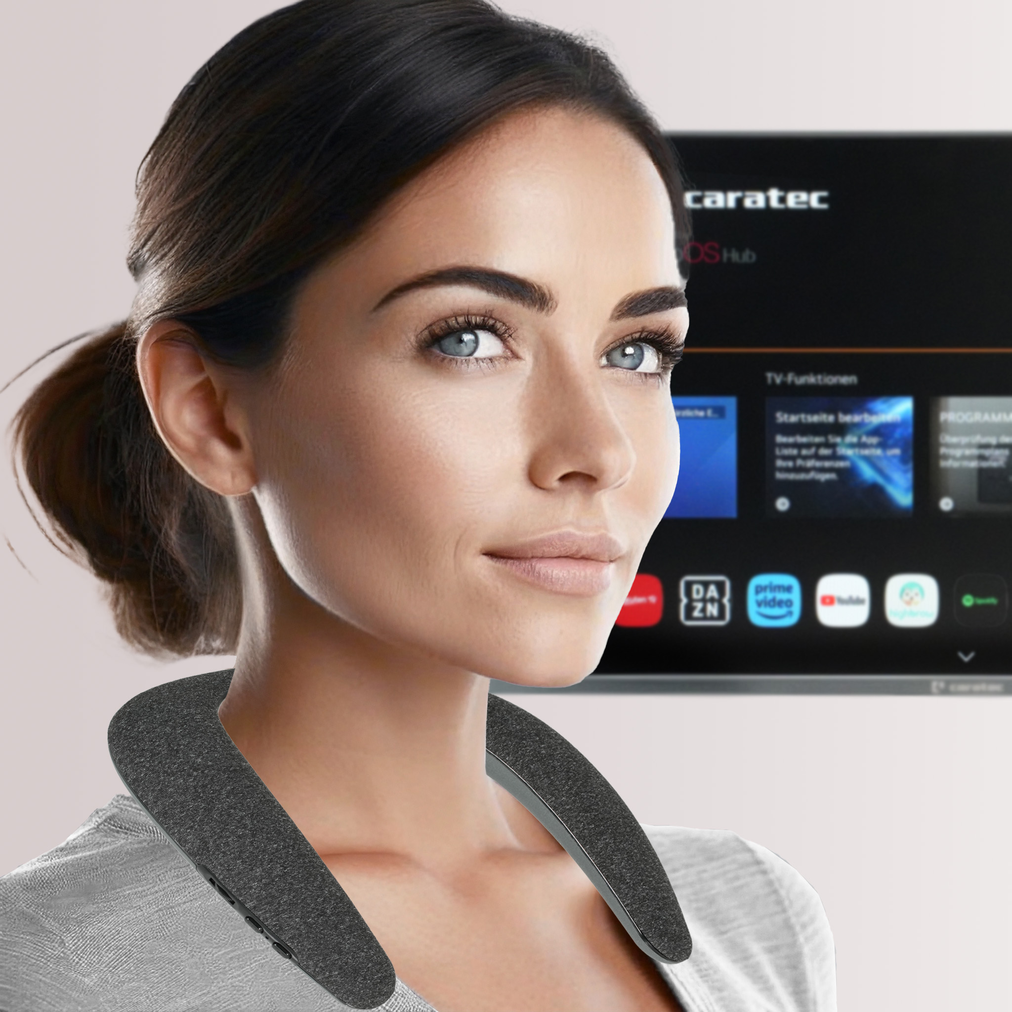 Eine Frau mit einem Halslautsprecher vor einem Smart-TV mit App-Symbolen.