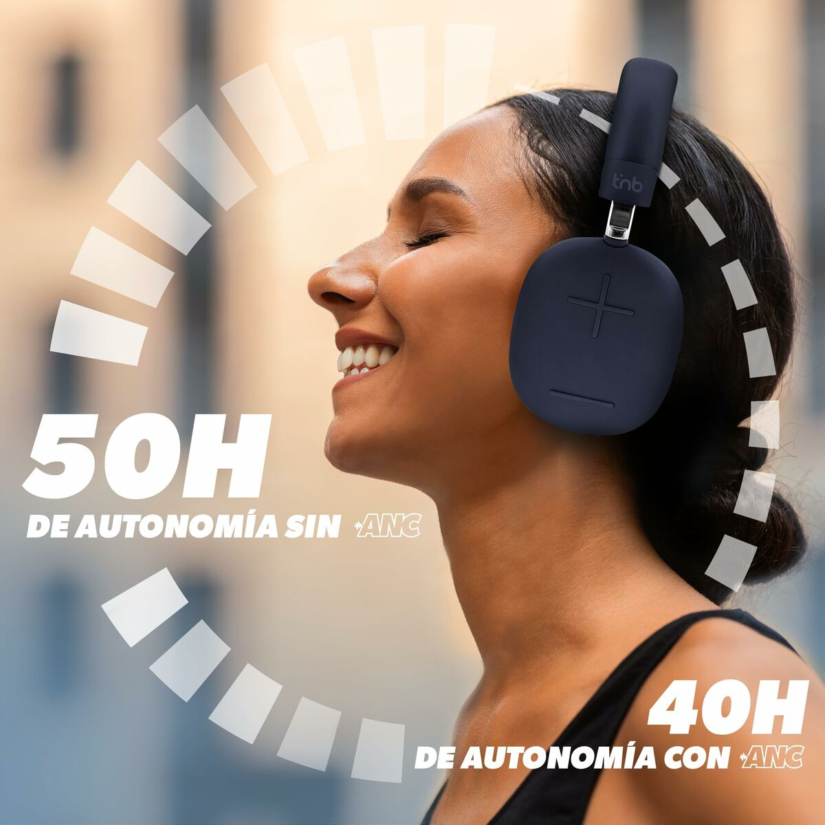 Una donna sorridente con cuffie, con dettagli sulla batteria.