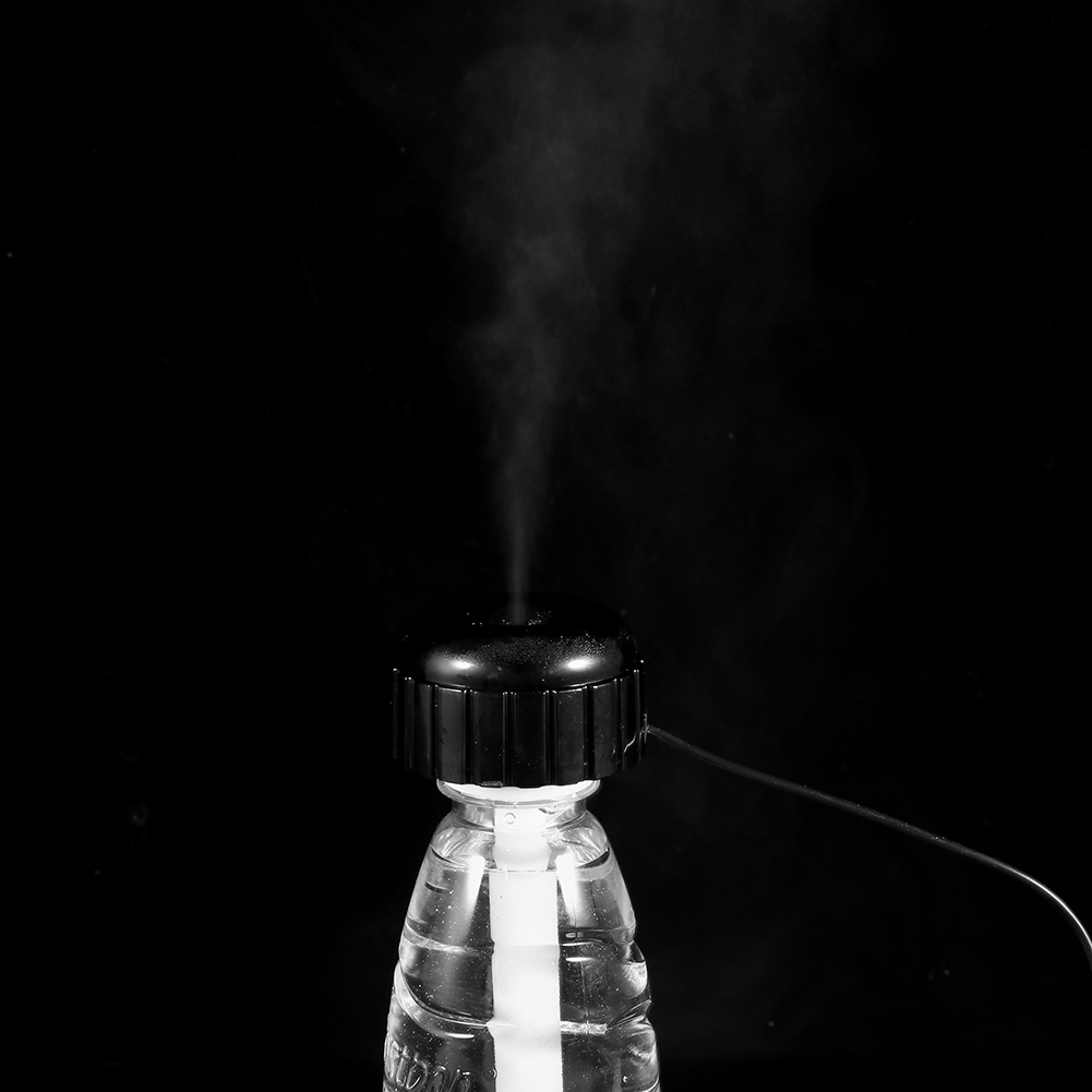 Ein Diffusor mit schwarzem Deckel sitzt auf einer Plastikflasche, Dampf steigt auf.