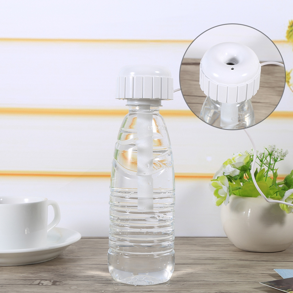 Ein weißer Luftbefeuchteraufsatz auf einer Wasserflasche mit Blumen.