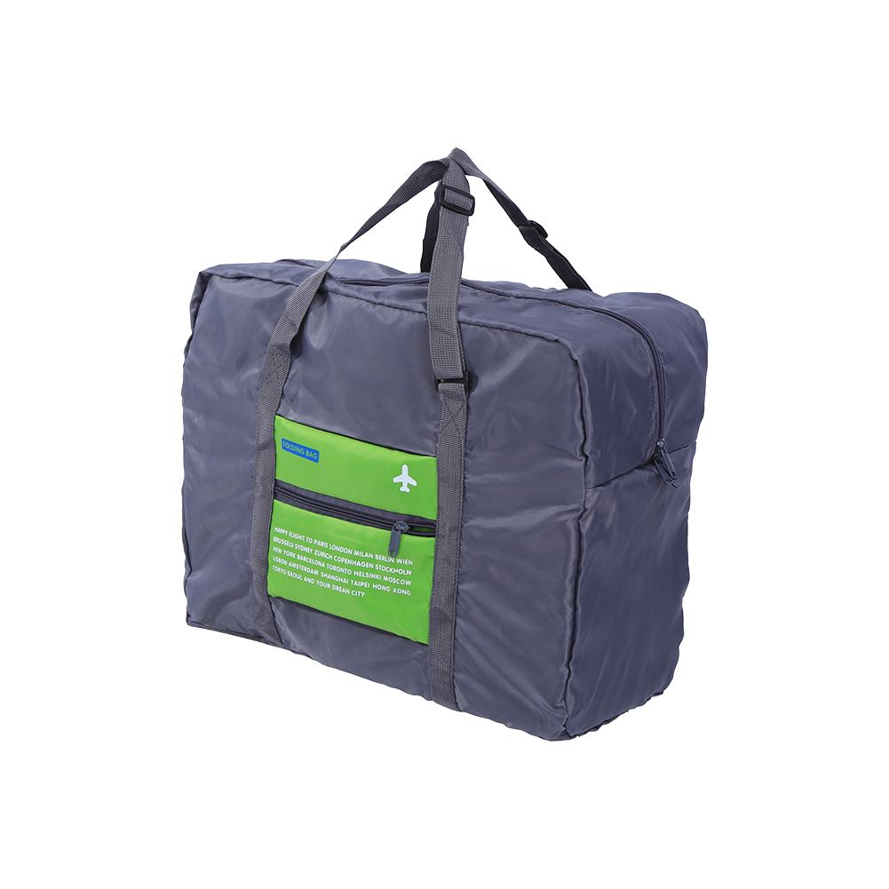 Graue Reisetasche mit grüner Vordertasche mit Flugzeug-Symbol und Städtenamen.