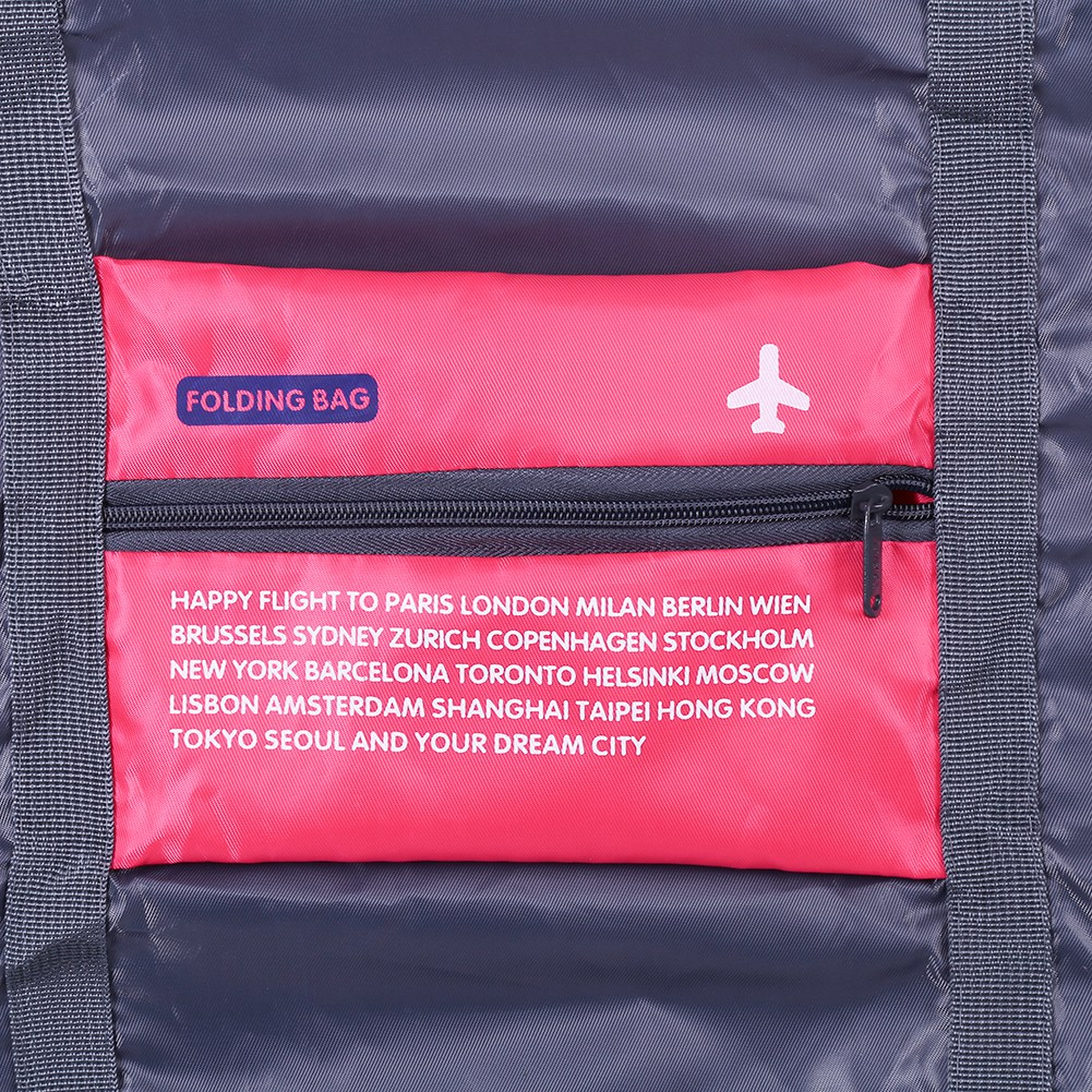 Eine faltbare Tasche mit Städtenamen und einem Flugzeugsymbol.