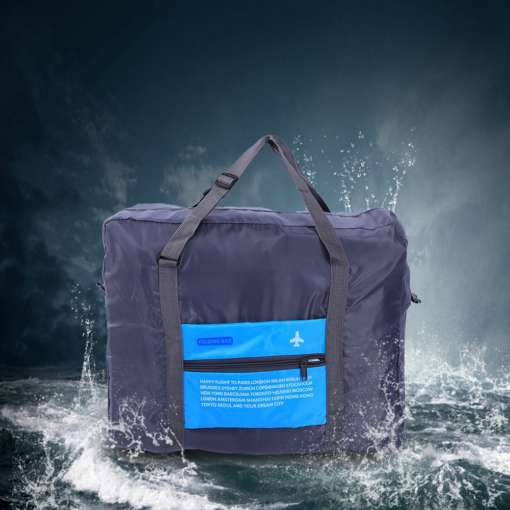 Graue Reisetasche mit blauen Reißverschluss-Details und Flugzeug-Symbol auf Wasser.