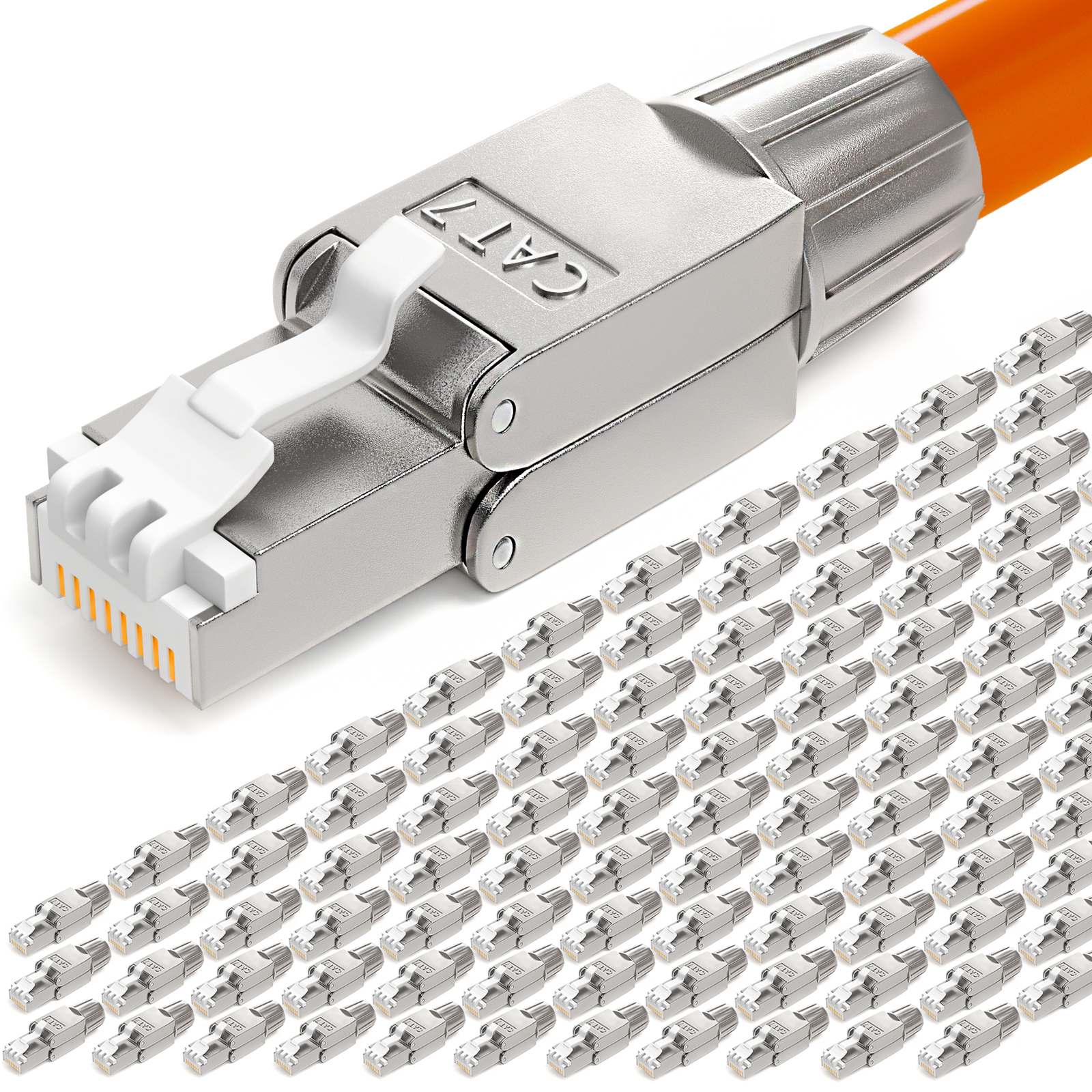 Nahaufnahme eines CAT7-Ethernet-Steckers mit vielen weiteren Steckern im Hintergrund.