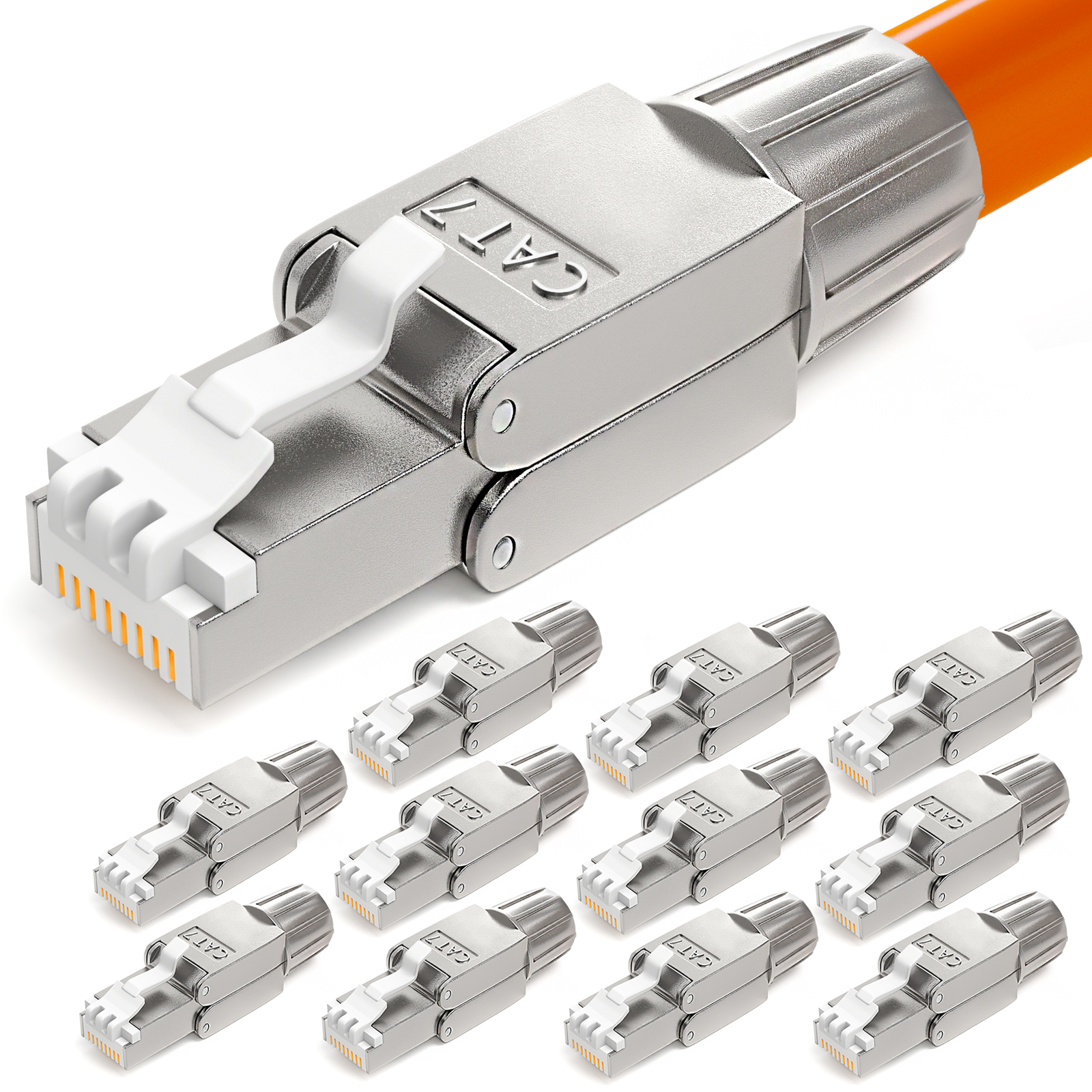 Nahaufnahme von Cat7-Steckern, ein mit orangefarbenem Kabel, viele nebeneinander.