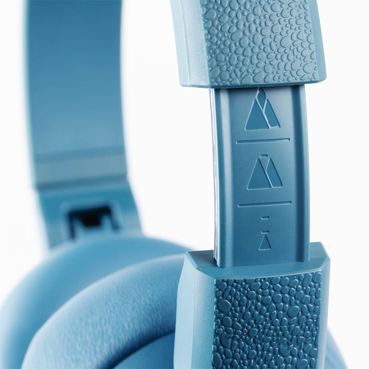 Blaue Kopfhörer mit detailliertem Bügel und Logo.