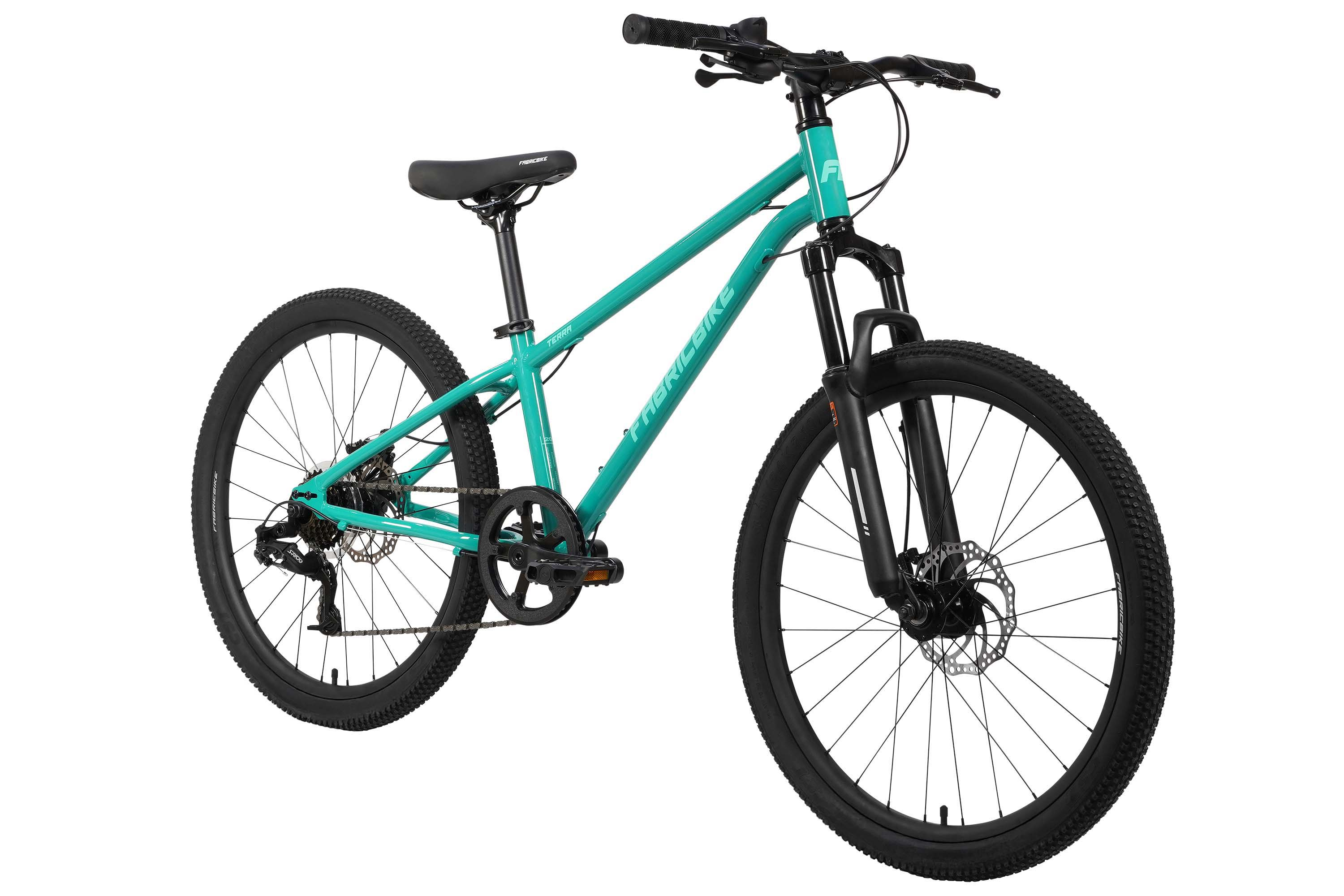 Una bicicleta turquesa con neumáticos negros y horquilla de suspensión sobre fondo blanco.